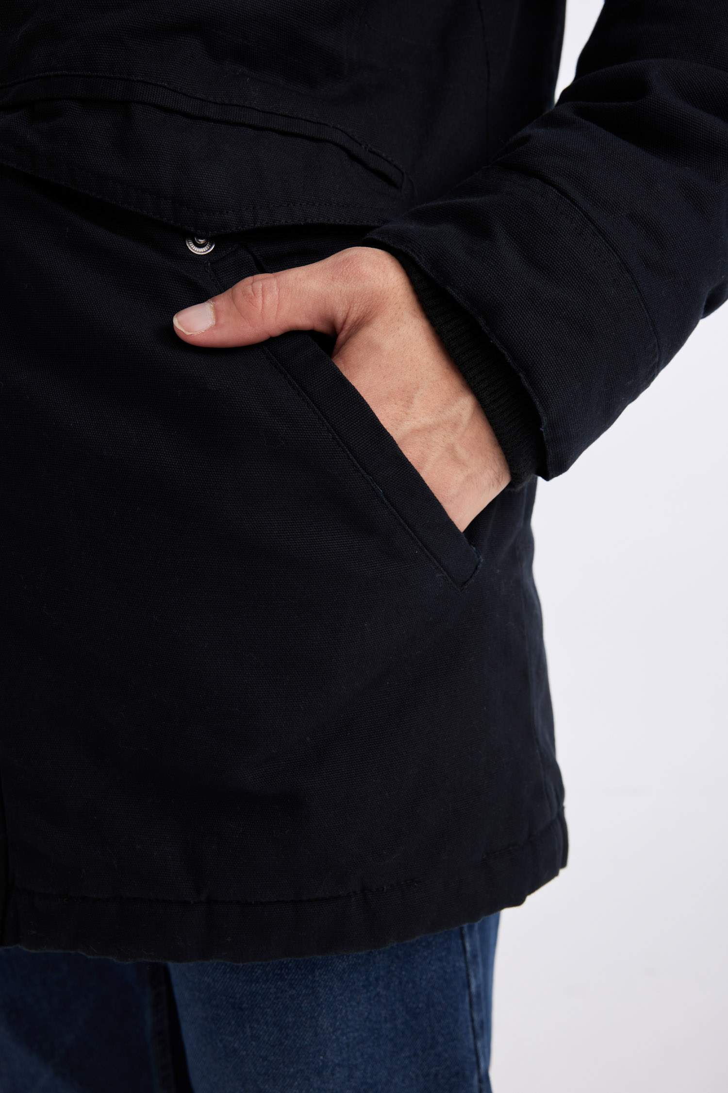 Slim Fit Dar Kesim Kapüşonlu Pelüş Astar Fermuarlı Çıtçı Kapamalı Cepli Mont Parka