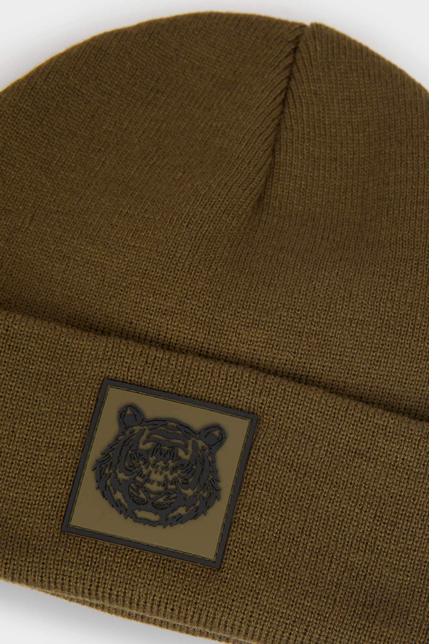 Мужская шапка с тканевым ярлыком