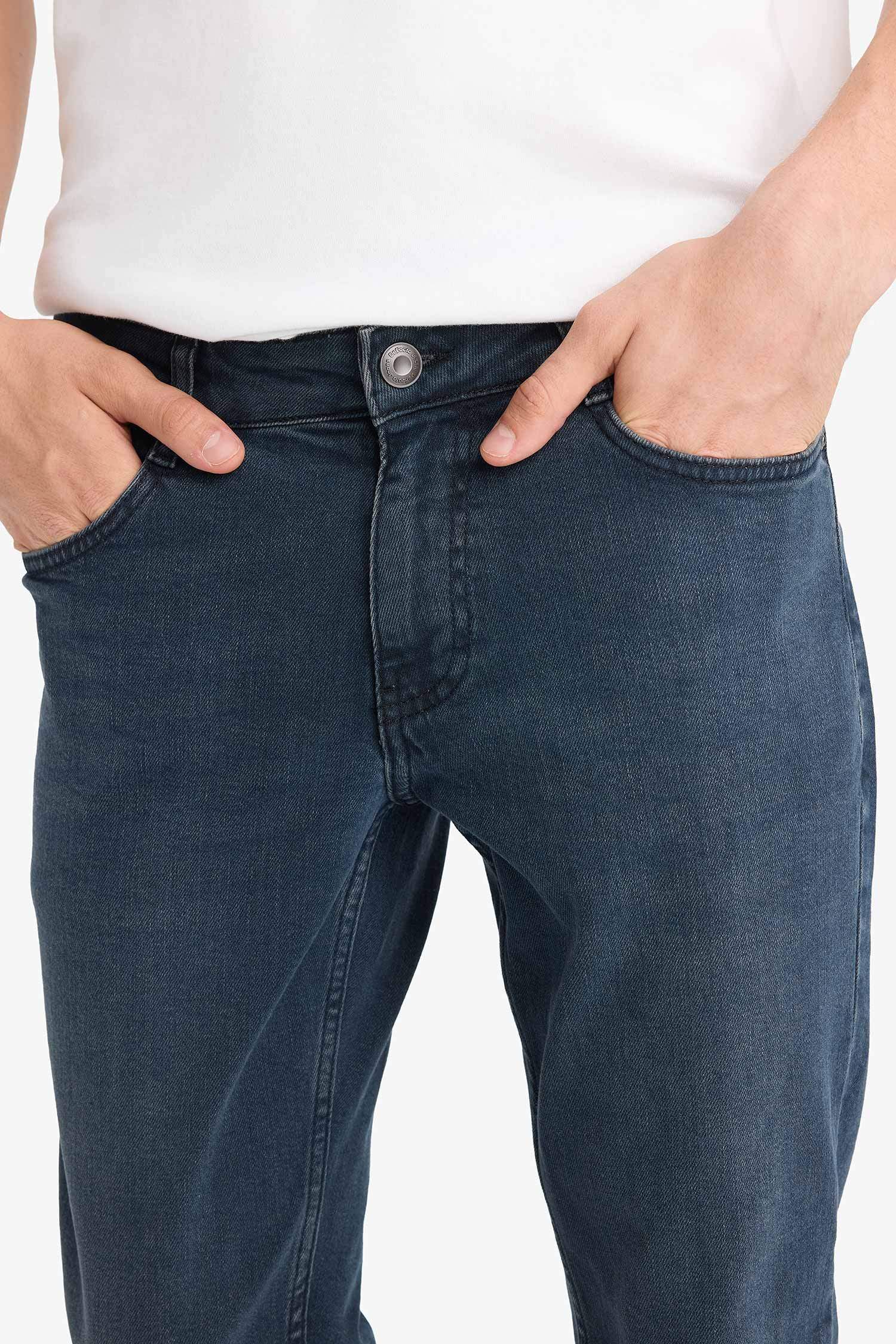 Jean taille normale jambe fuselée Coupe slim