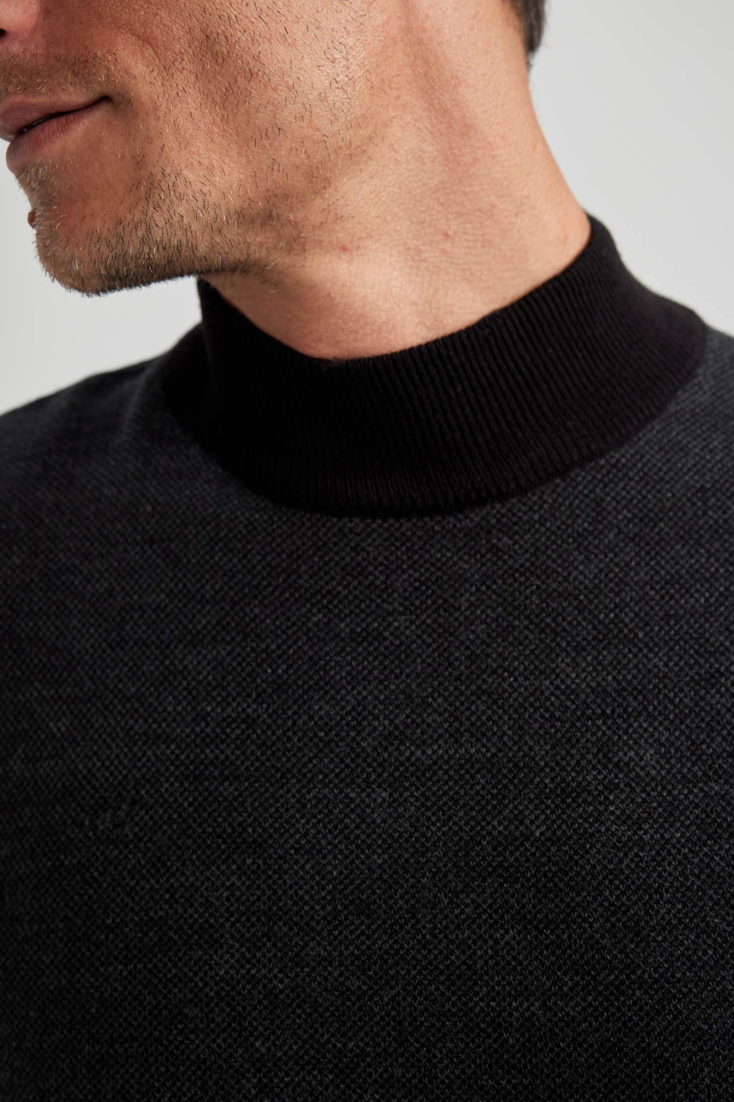 Regular Fit Color Block Turtleneck Knit Pullover