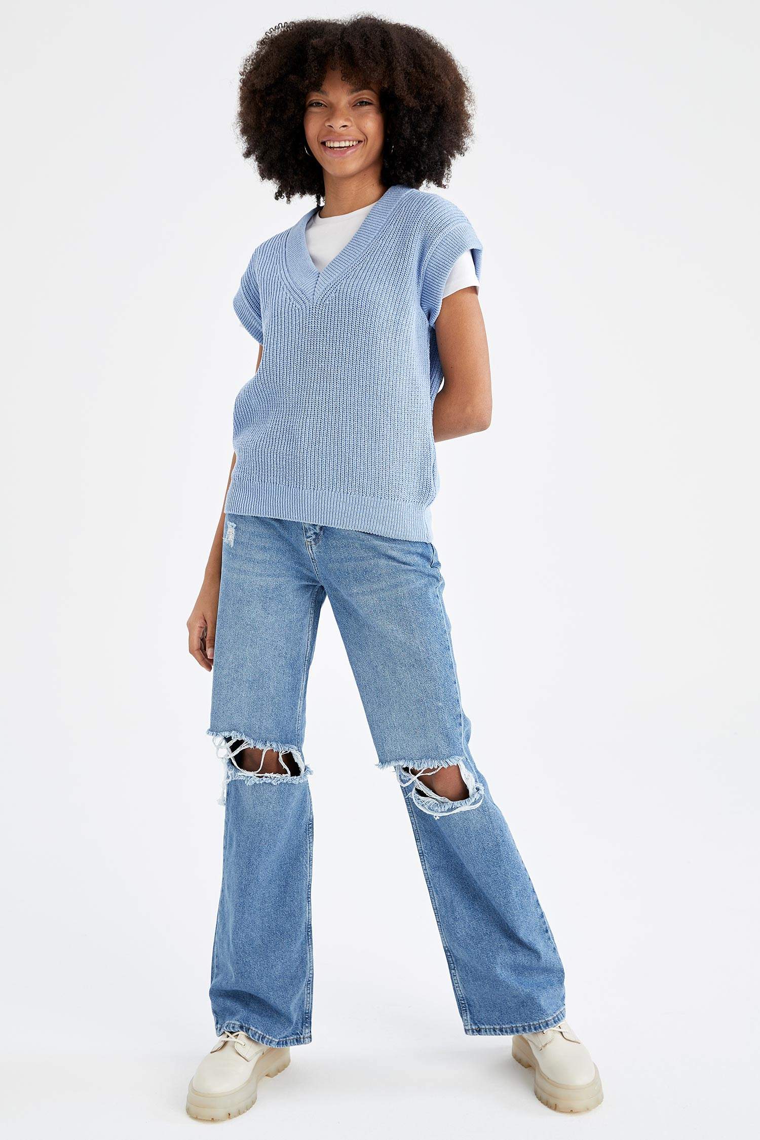 بلوفر بقصة عادية بياقة على شكل V