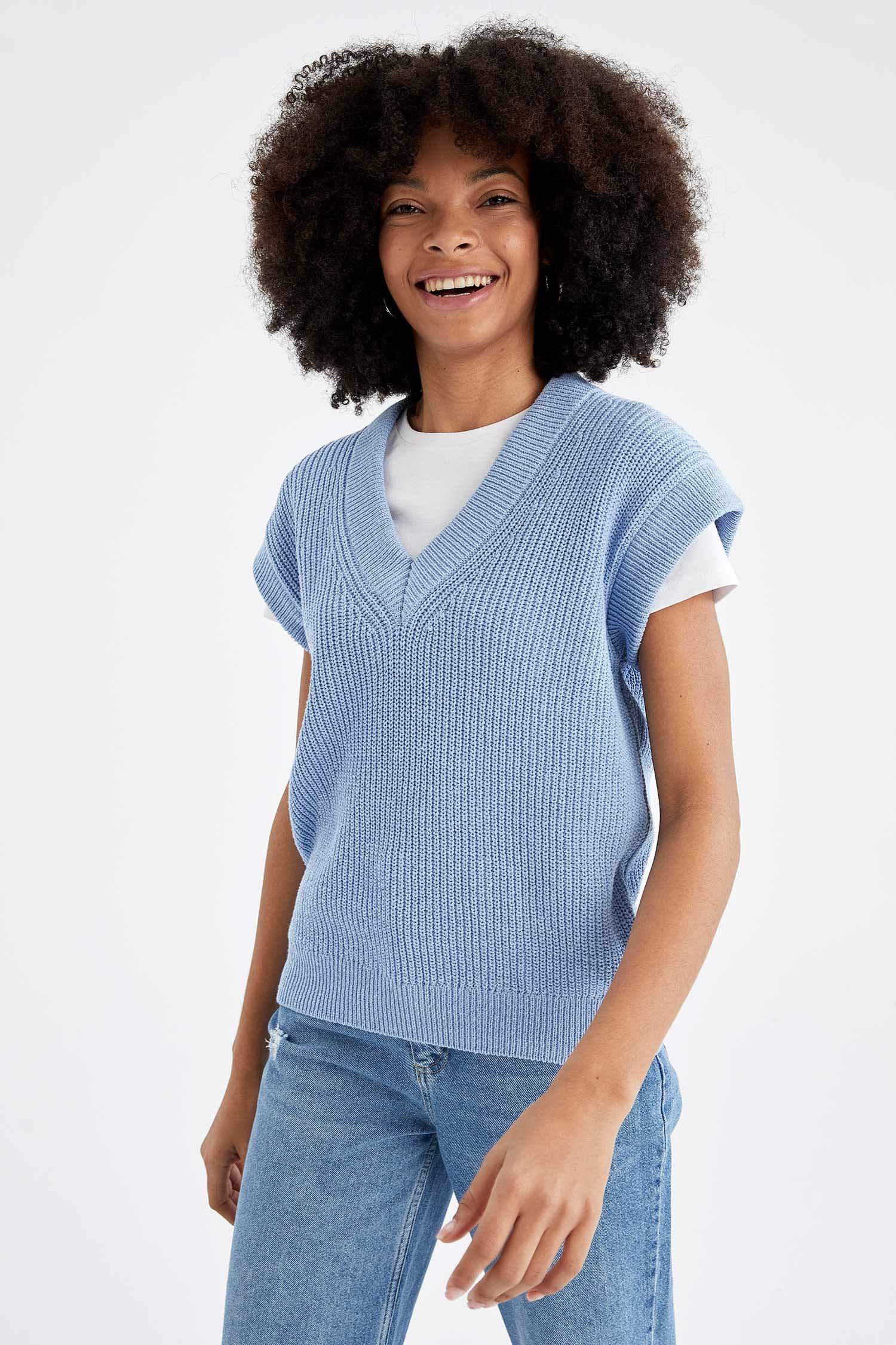 بلوفر بقصة عادية بياقة على شكل V