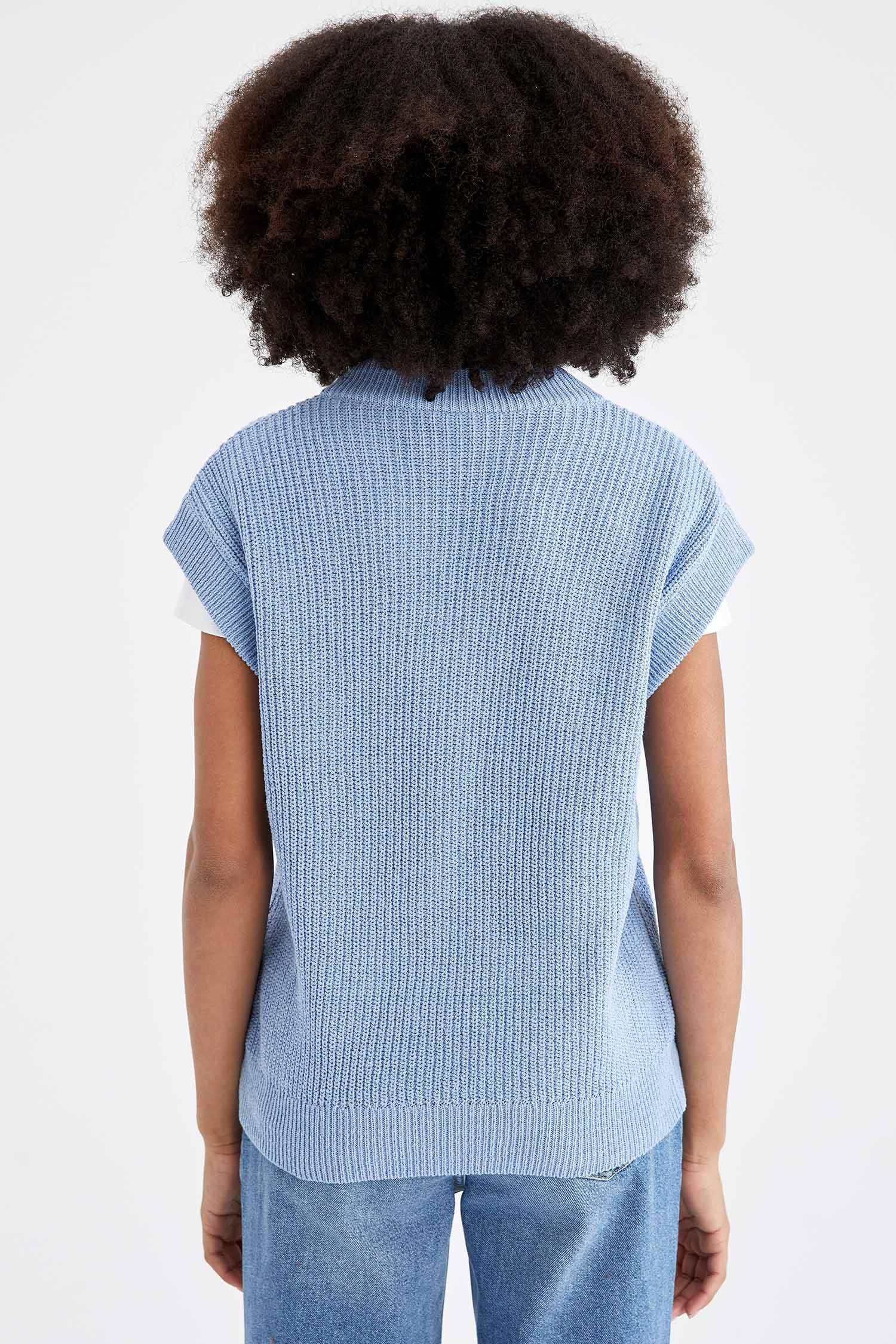 بلوفر بقصة عادية بياقة على شكل V