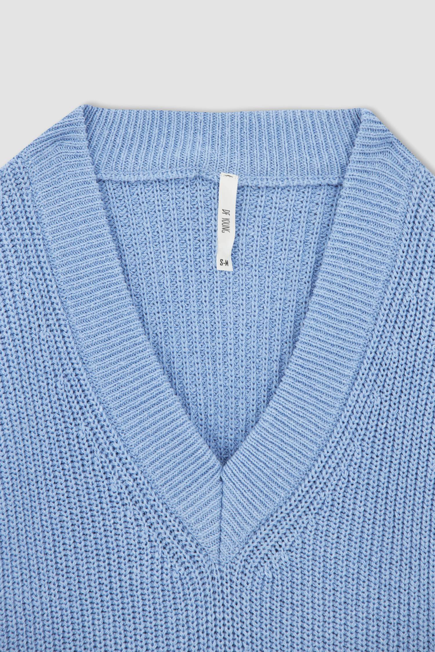 بلوفر بقصة عادية بياقة على شكل V