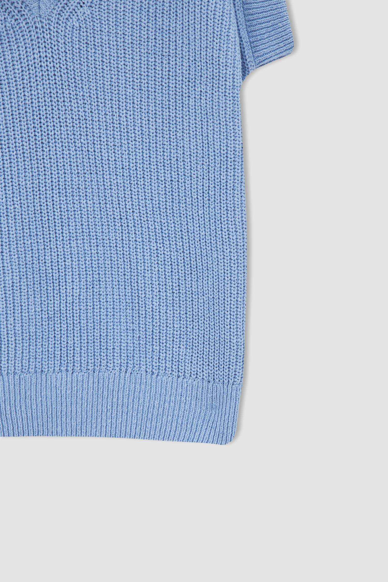 بلوفر بقصة عادية بياقة على شكل V