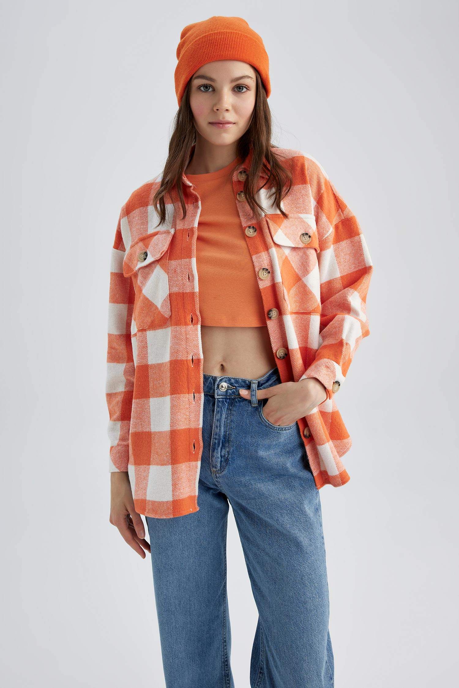 Рубашка в клекту свободного кроя с карманом