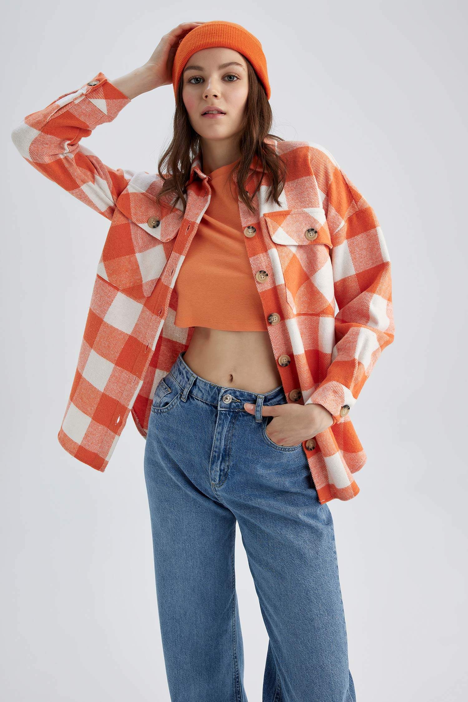 Рубашка в клекту свободного кроя с карманом