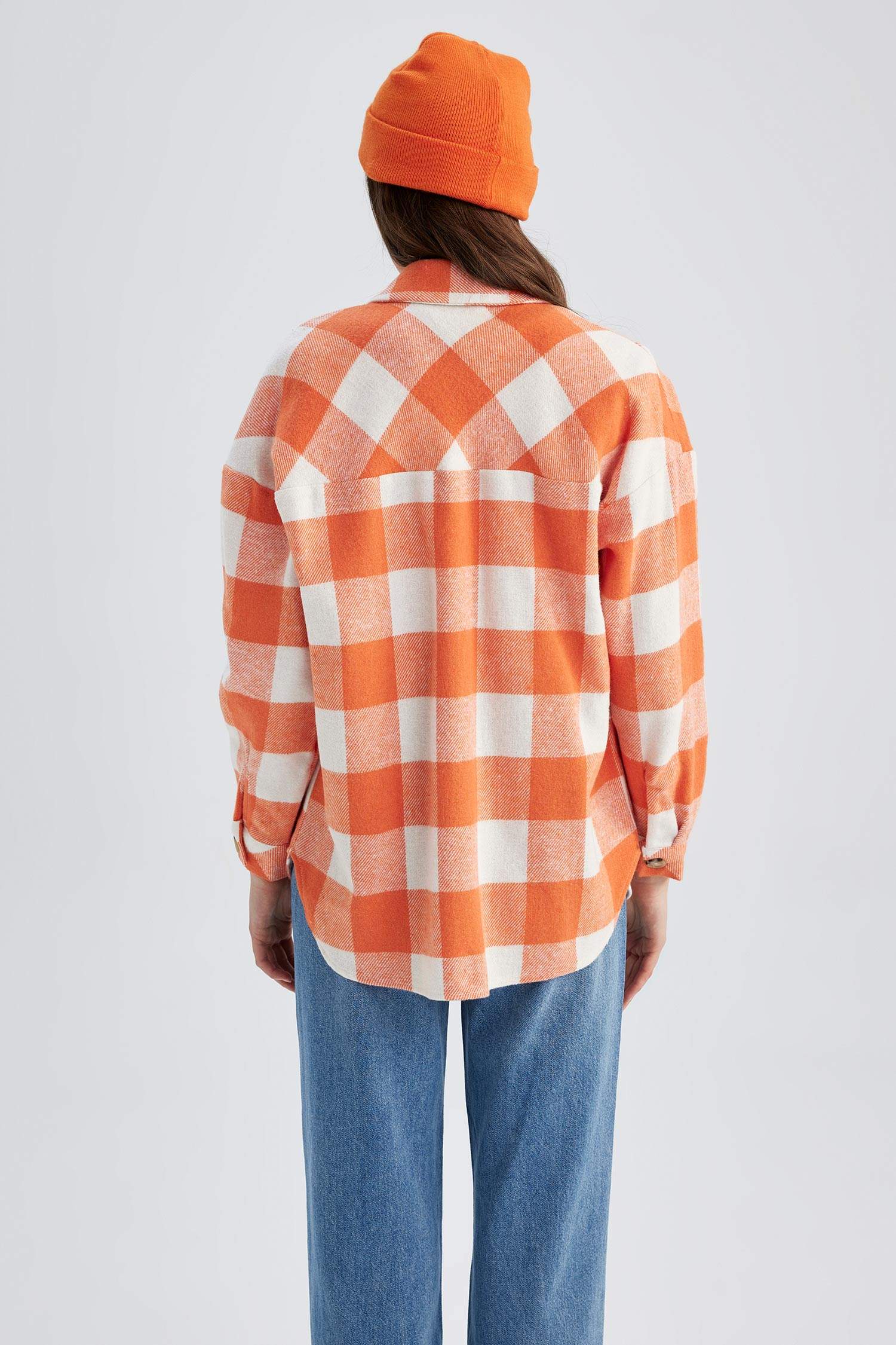 Рубашка в клекту свободного кроя с карманом