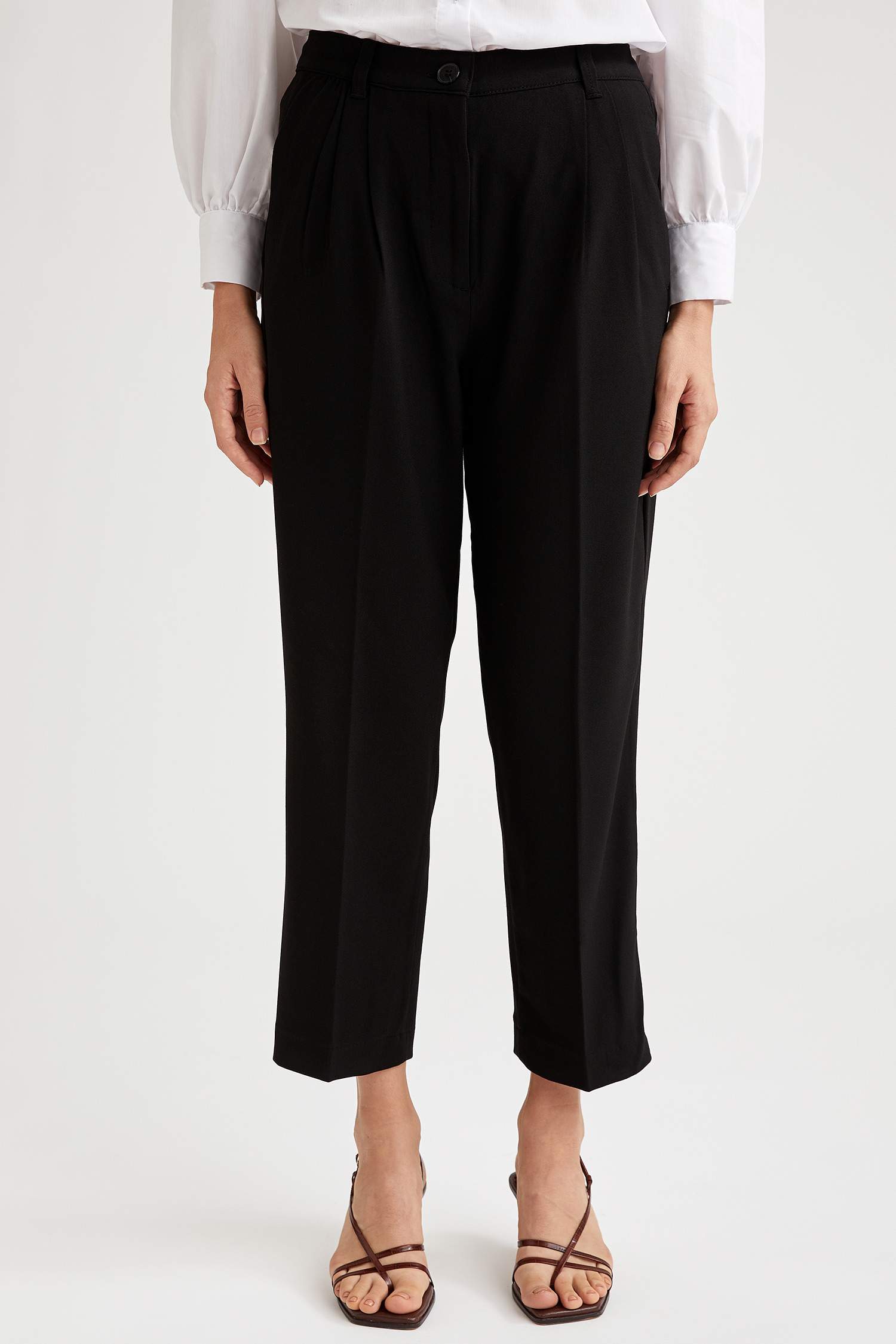 Black WOMAN Carrot Fit Woven Trousers 1578123 | DeFacto