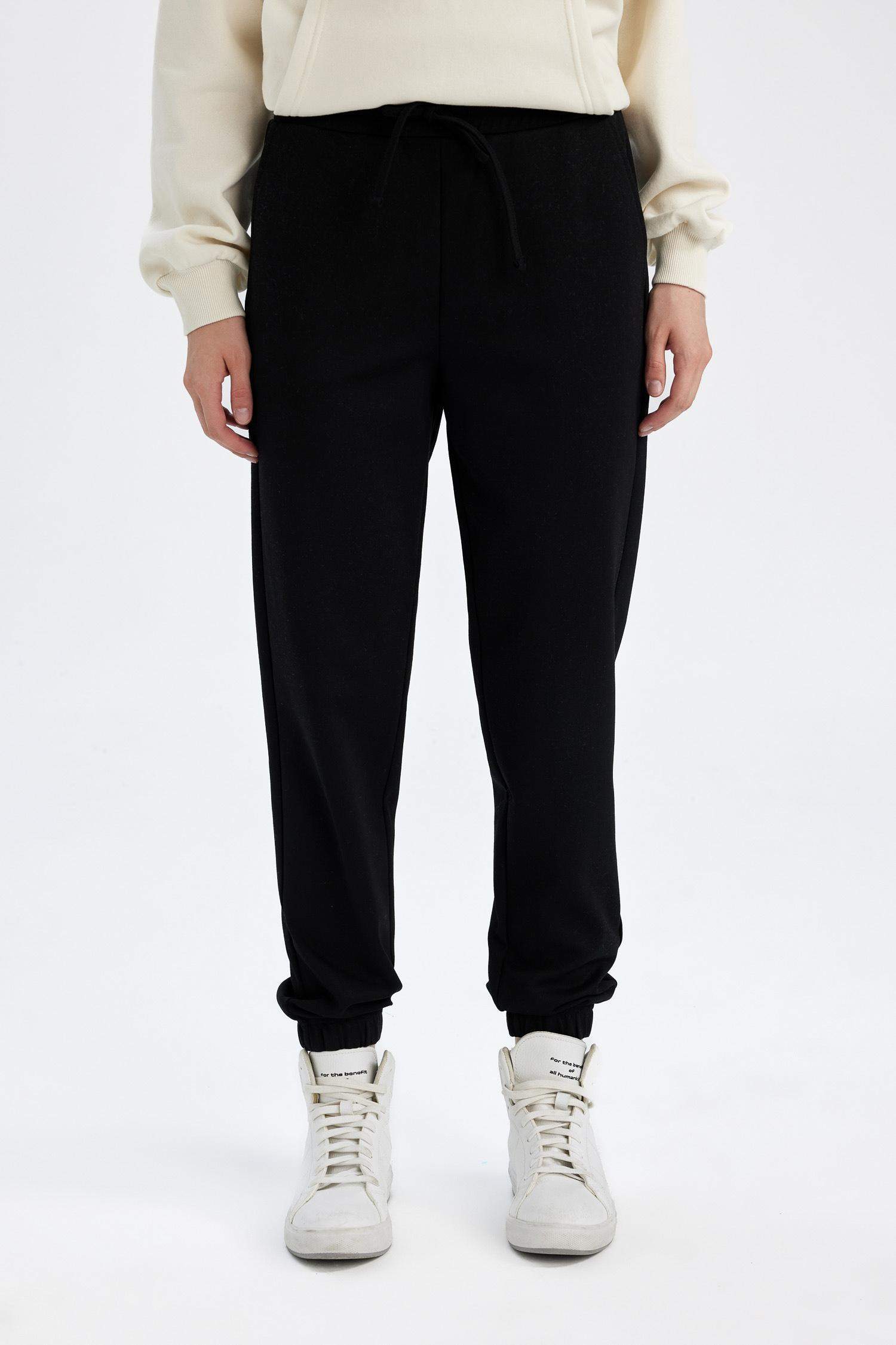 Штаны джоггеры с карманами приталенного кроя