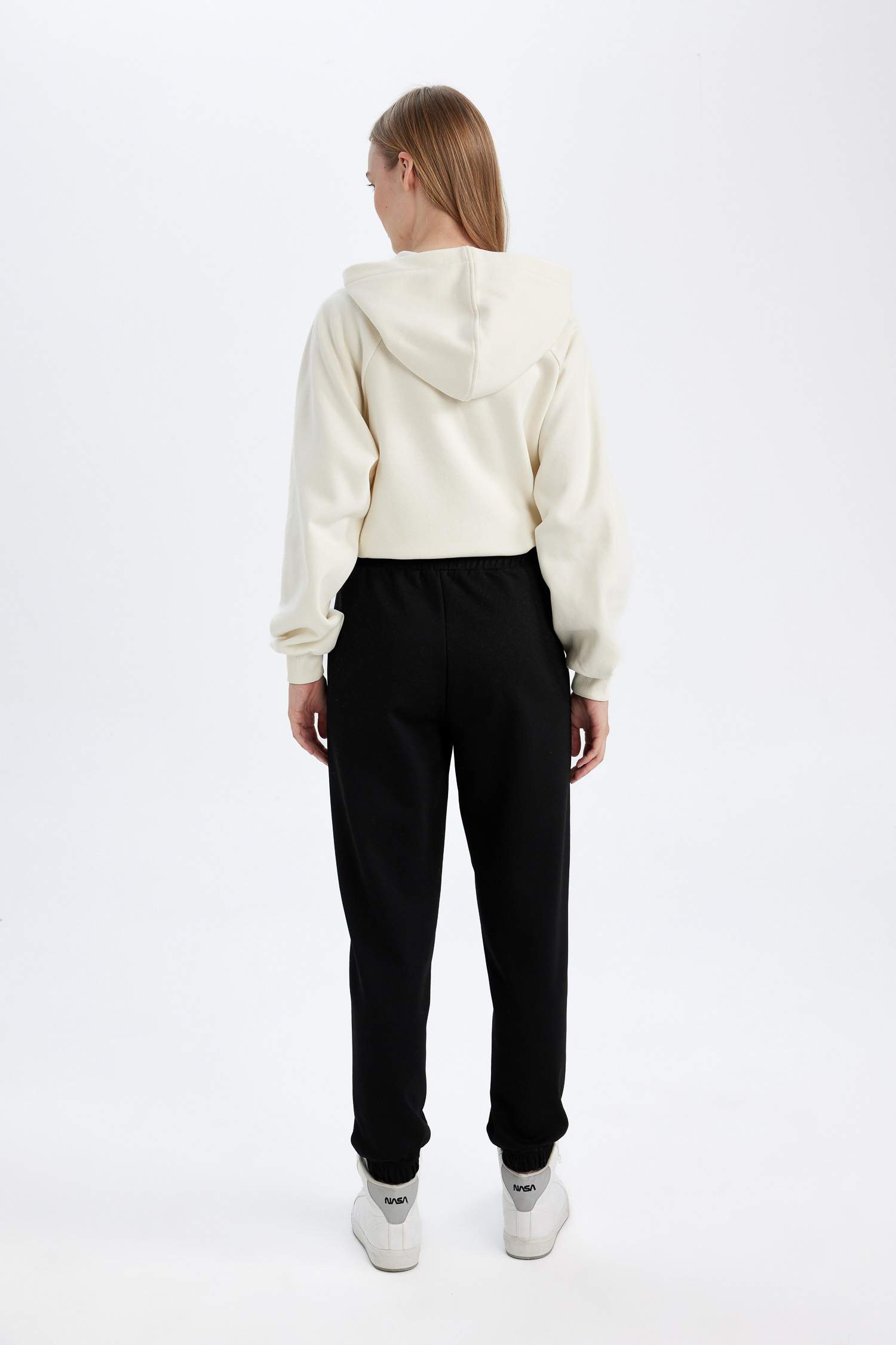 Штаны джоггеры с карманами приталенного кроя