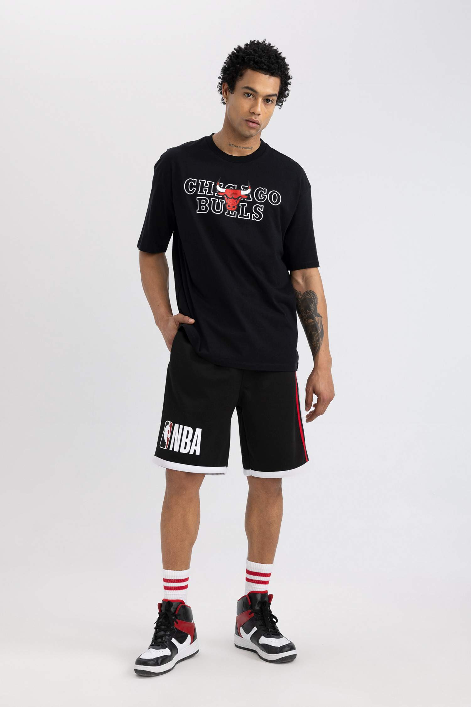DeFactoFit NBA Chicago Bulls Boxy Fit Bisiklet Yaka Kısa Kollu Tişört