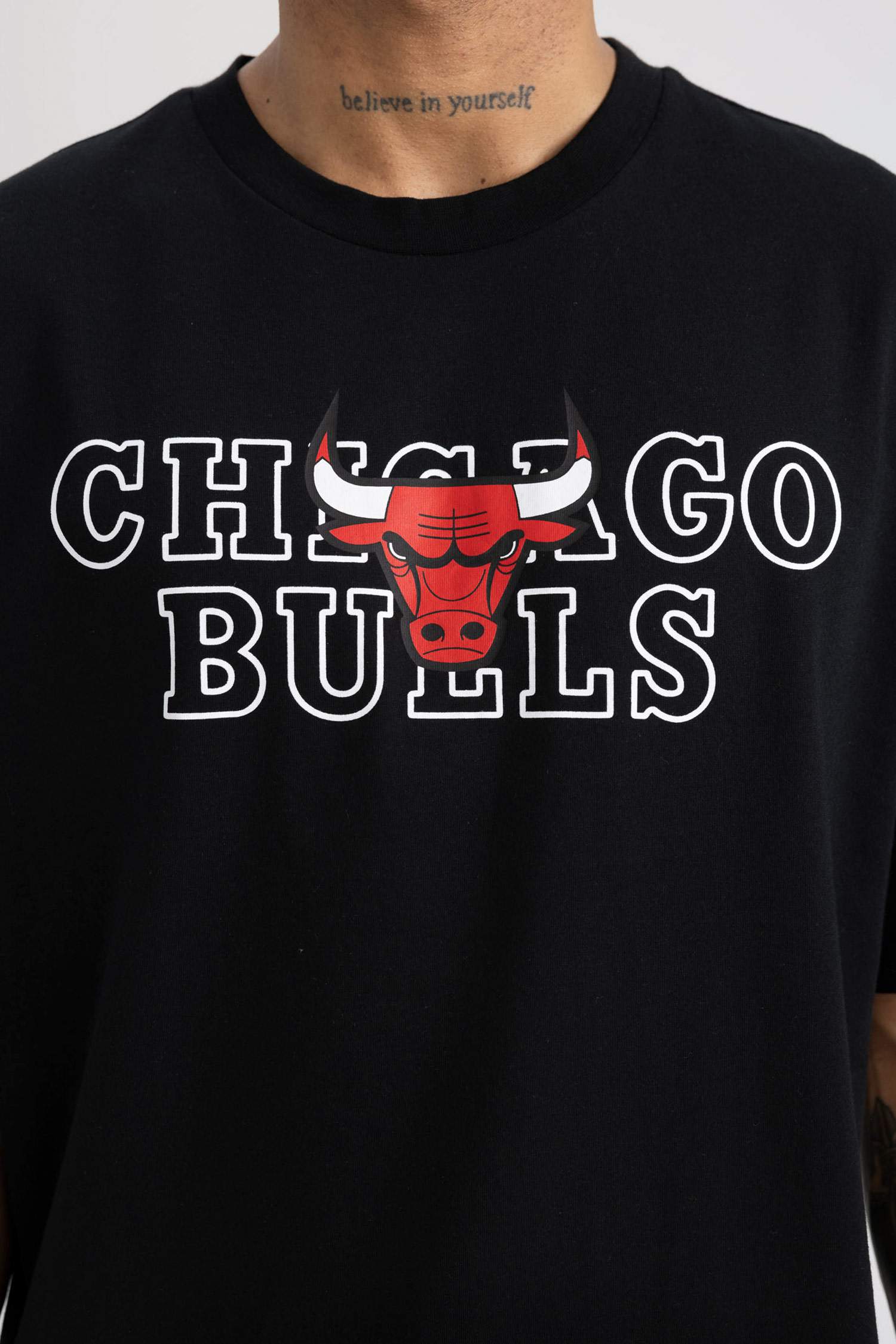 DeFactoFit NBA Chicago Bulls Boxy Fit Bisiklet Yaka Kısa Kollu Tişört