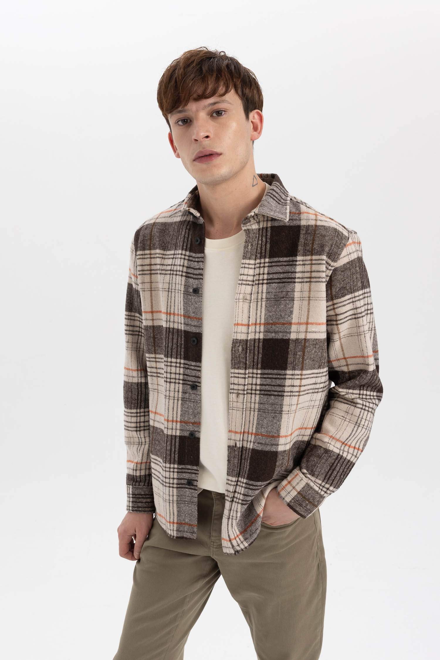 Рубашка стандартного кроя в клетку