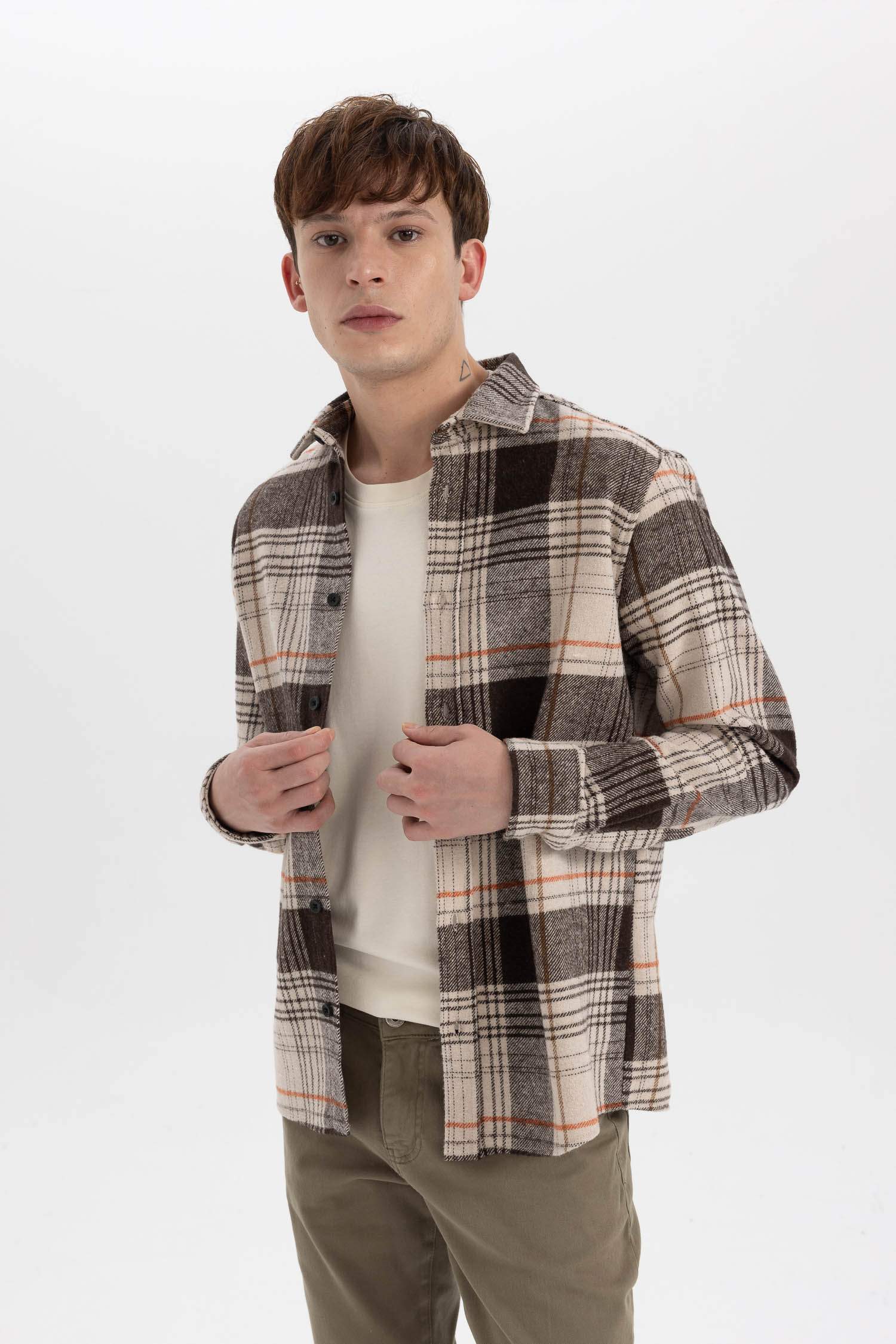 Рубашка стандартного кроя в клетку