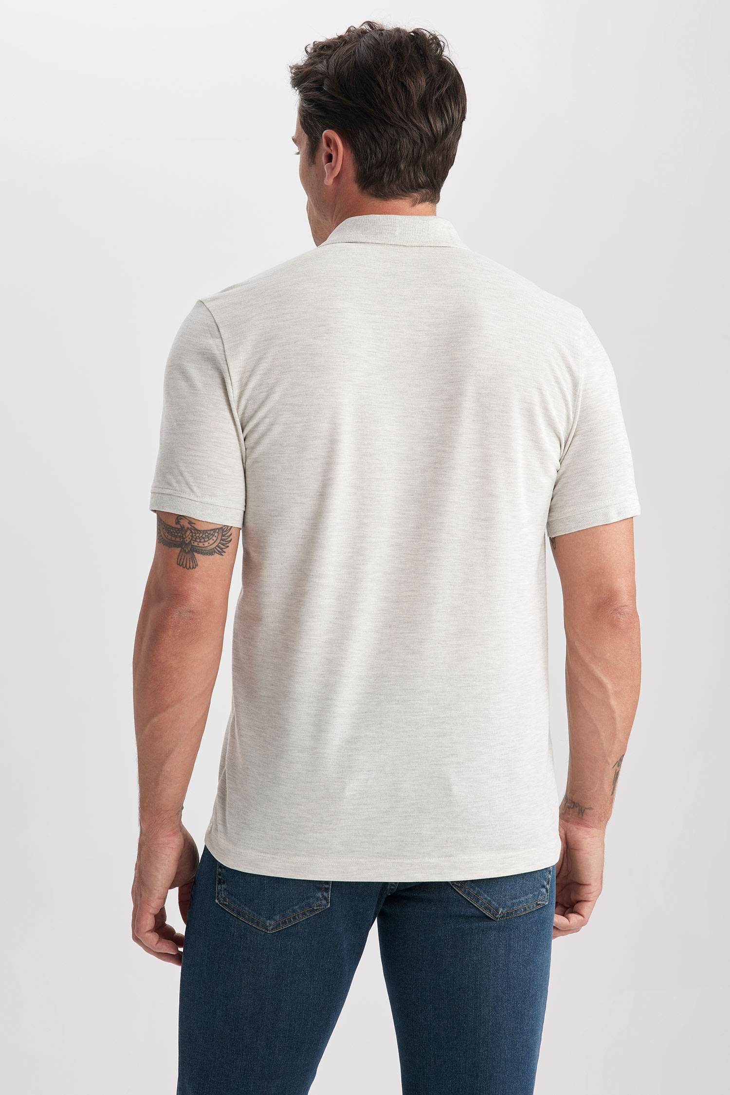 تيشيرت بولو قصة عادية