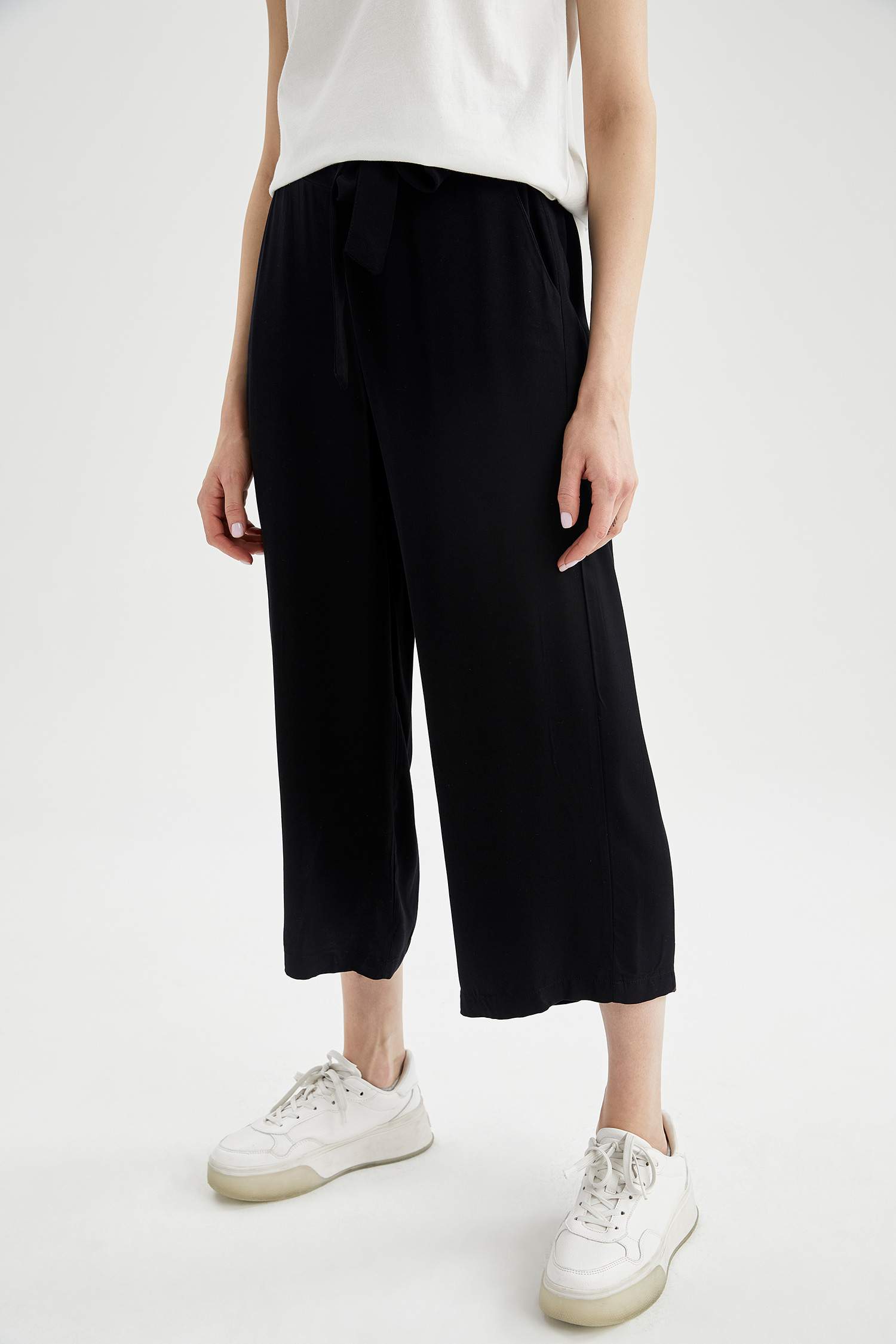 Black WOMAN Wide-Leg Waist-Tie Crop Trousers 1833295 | DeFacto