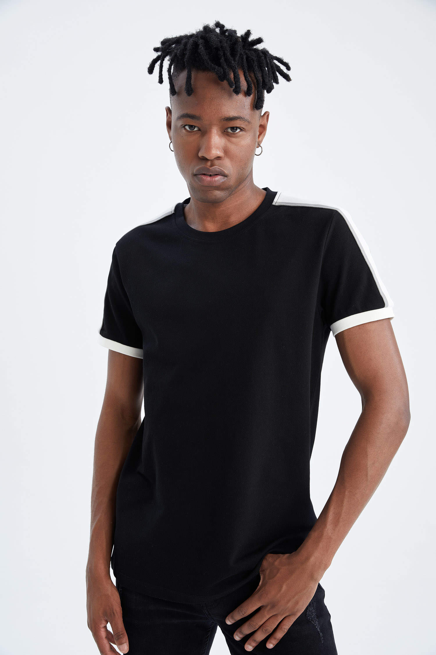 Black MEN Slim Fit Crew Neck Pique T-Shirt 2428253 | DeFacto