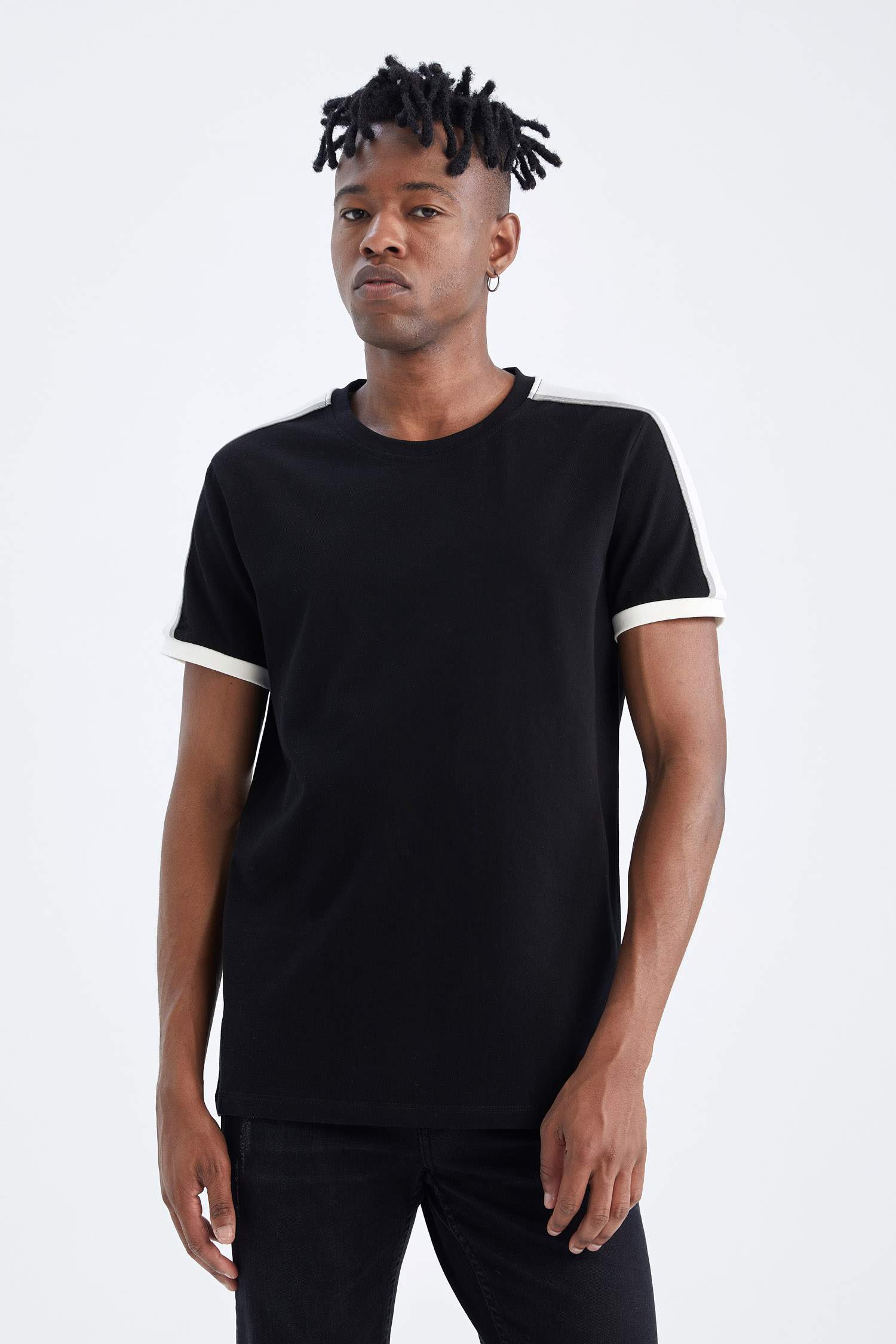 Black MEN Slim Fit Crew Neck Pique T-Shirt 2428253 | DeFacto