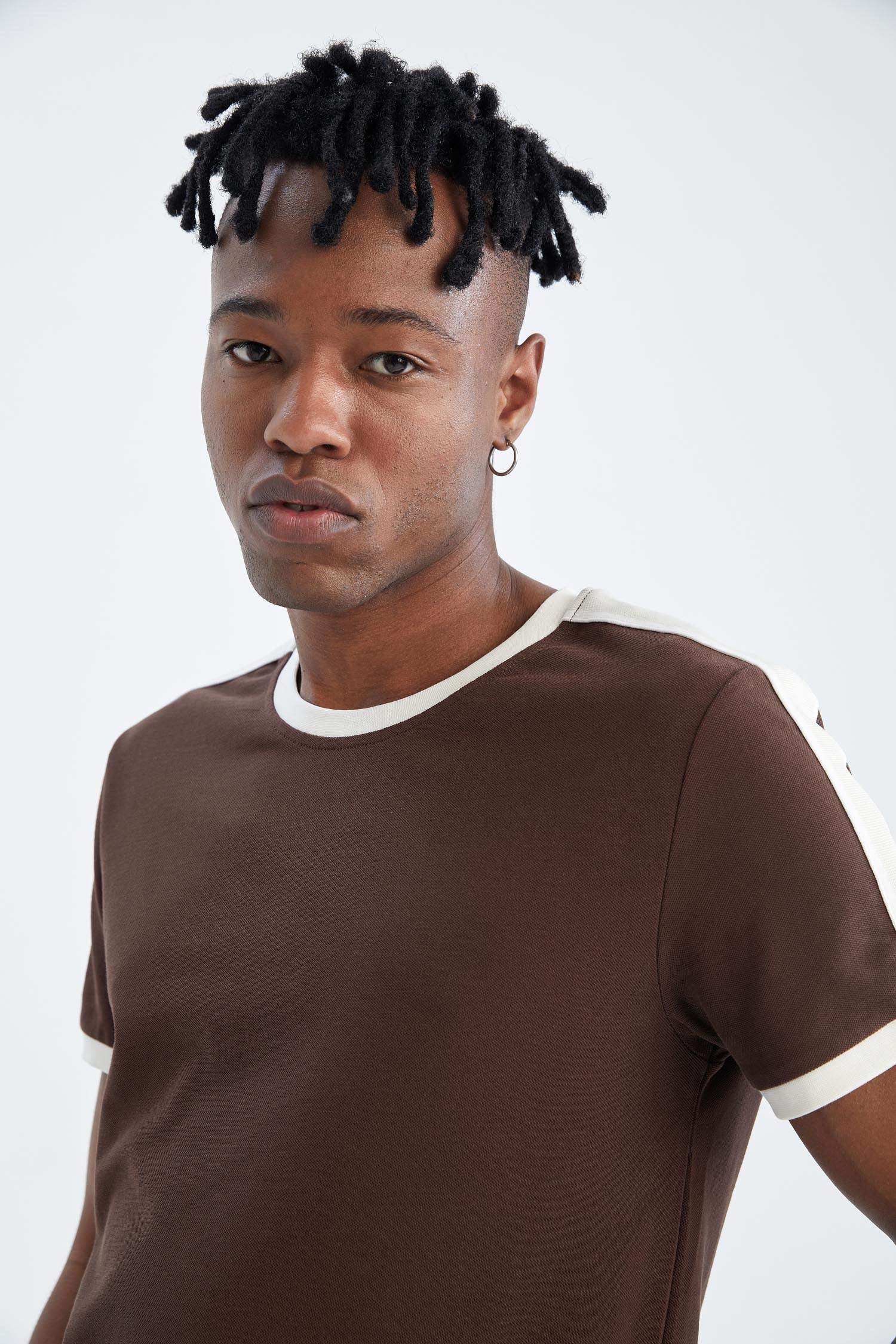 Brown MEN Slim Fit Short Sleeve Stripe Detail TShirt 2428255 DeFacto