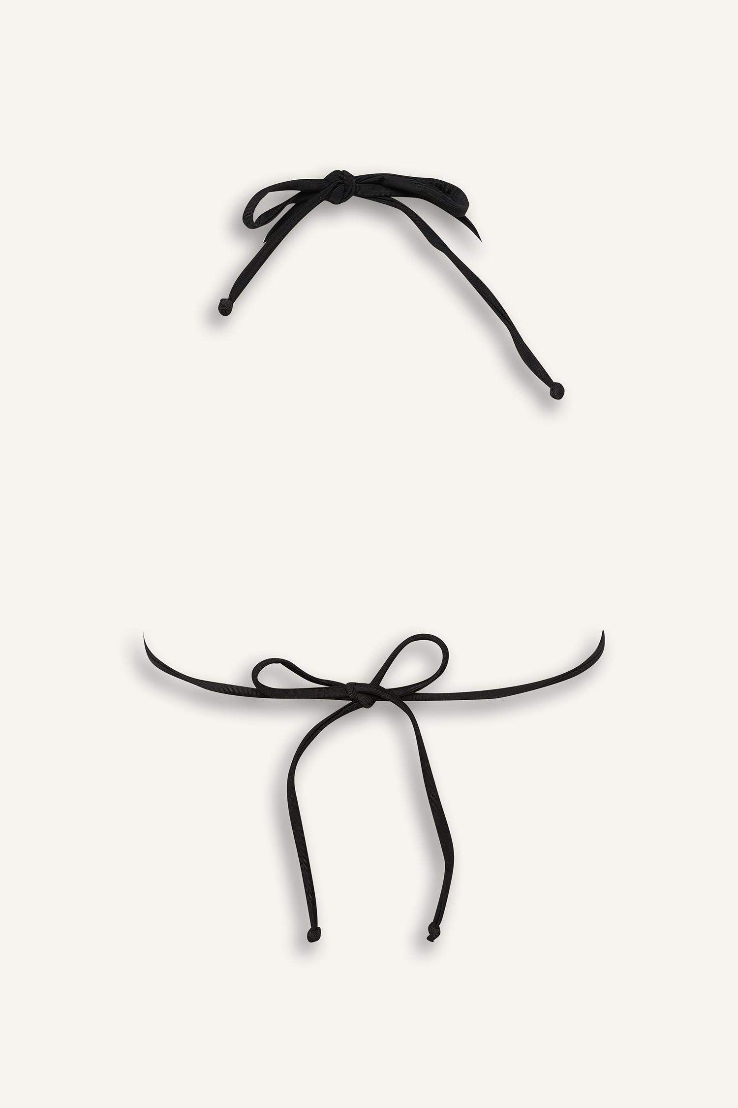 بكيني توب قصة عادية من Fall in Love