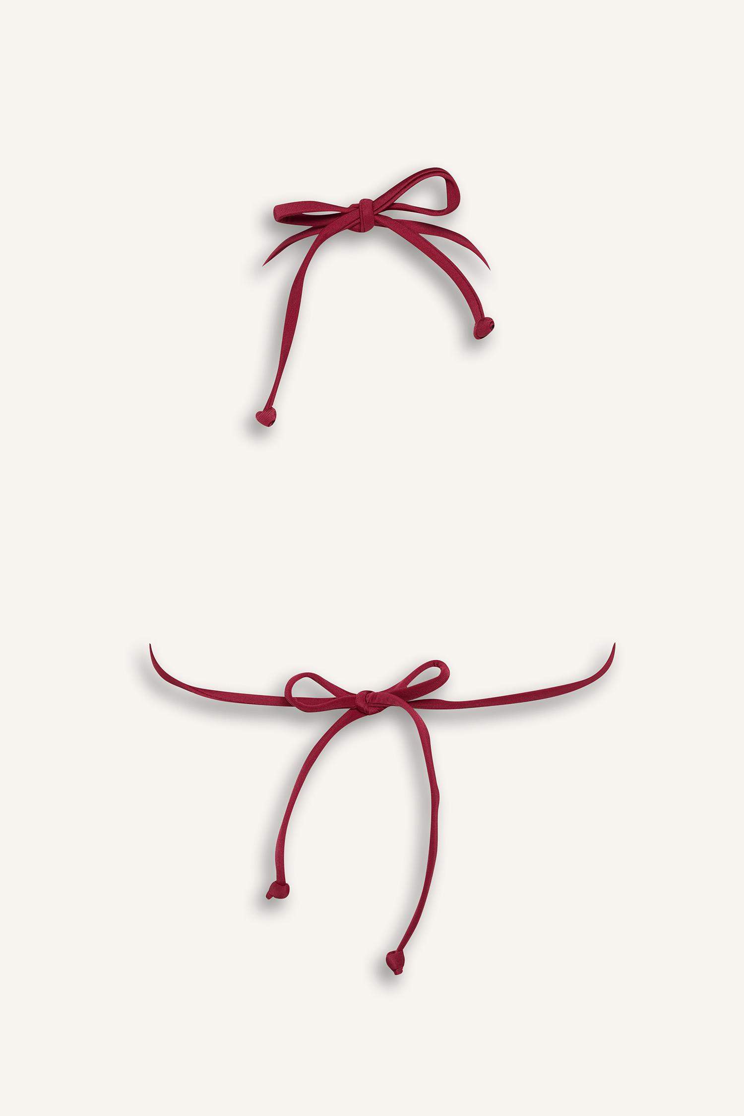 بكيني توب قصة عادية من Fall in Love