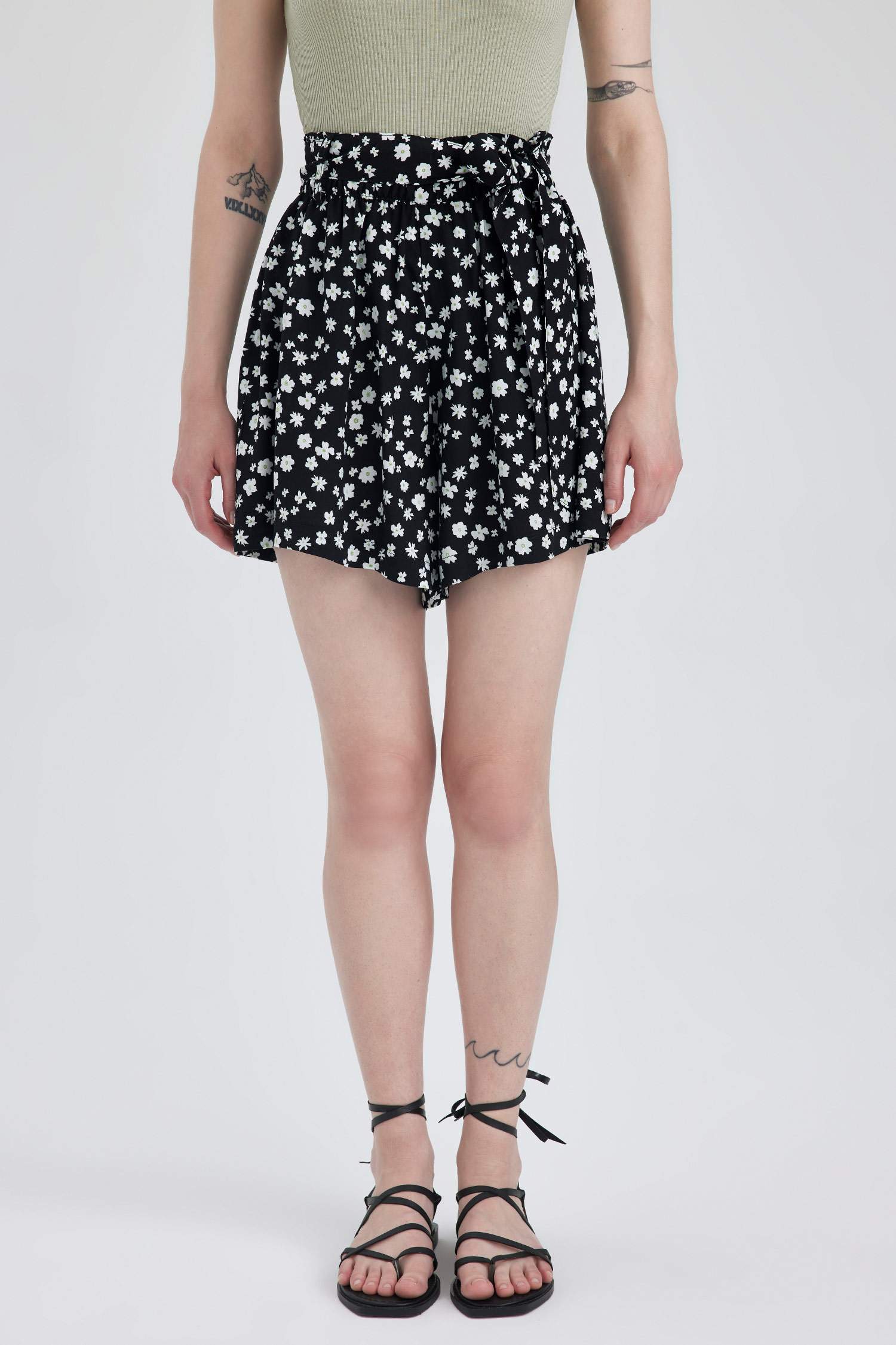 شورت فلورال قصة مريحة بخصر عادي