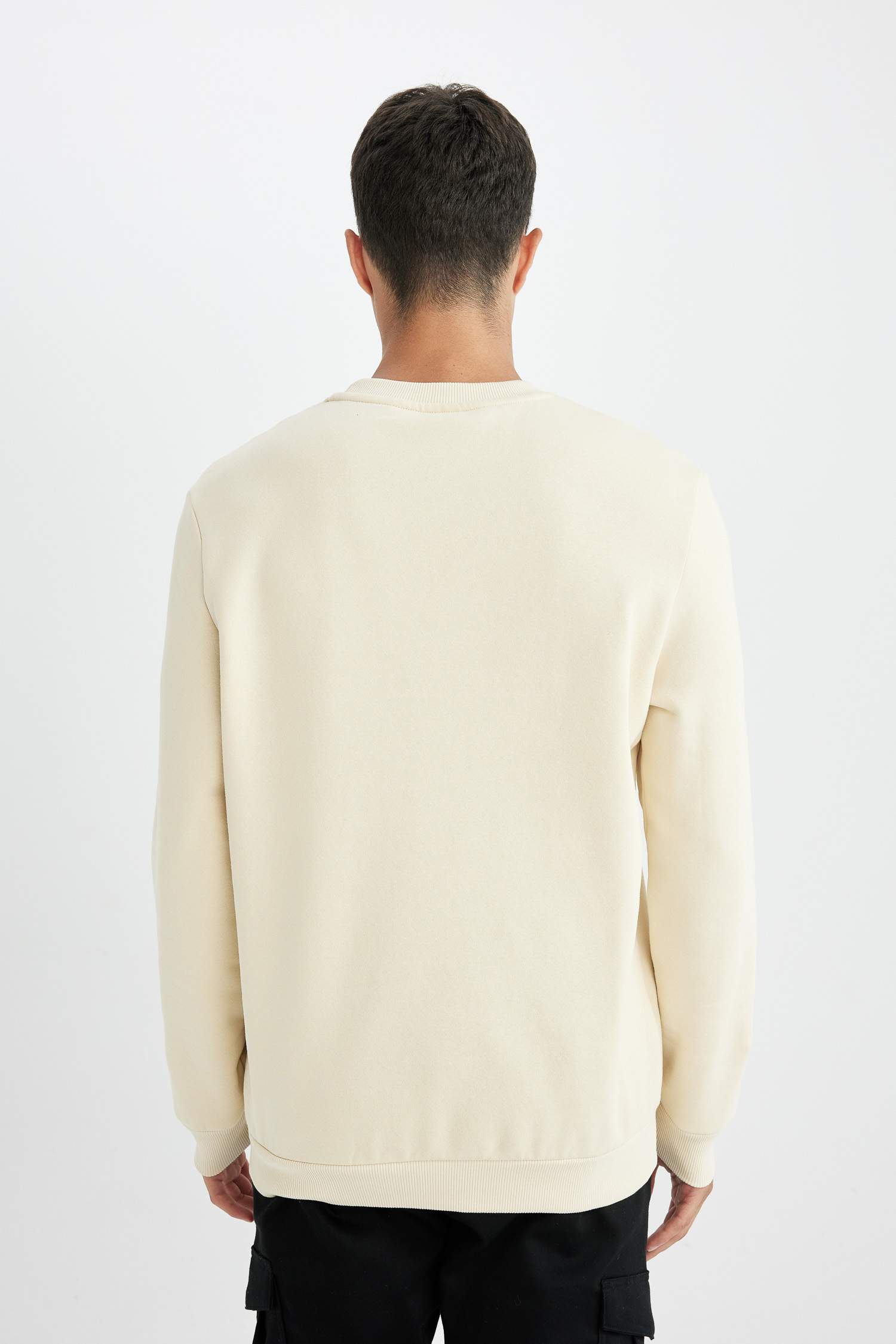 سويت شيرت بيزك تقيل قصة عادية برقبة مستديرة