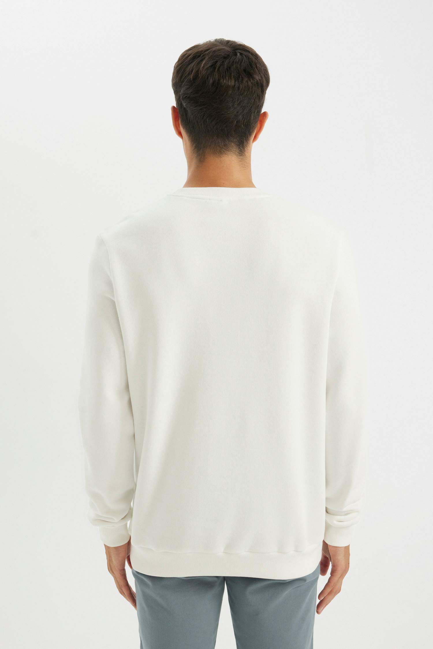 سويت شيرت بيزك تقيل قصة عادية برقبة مستديرة