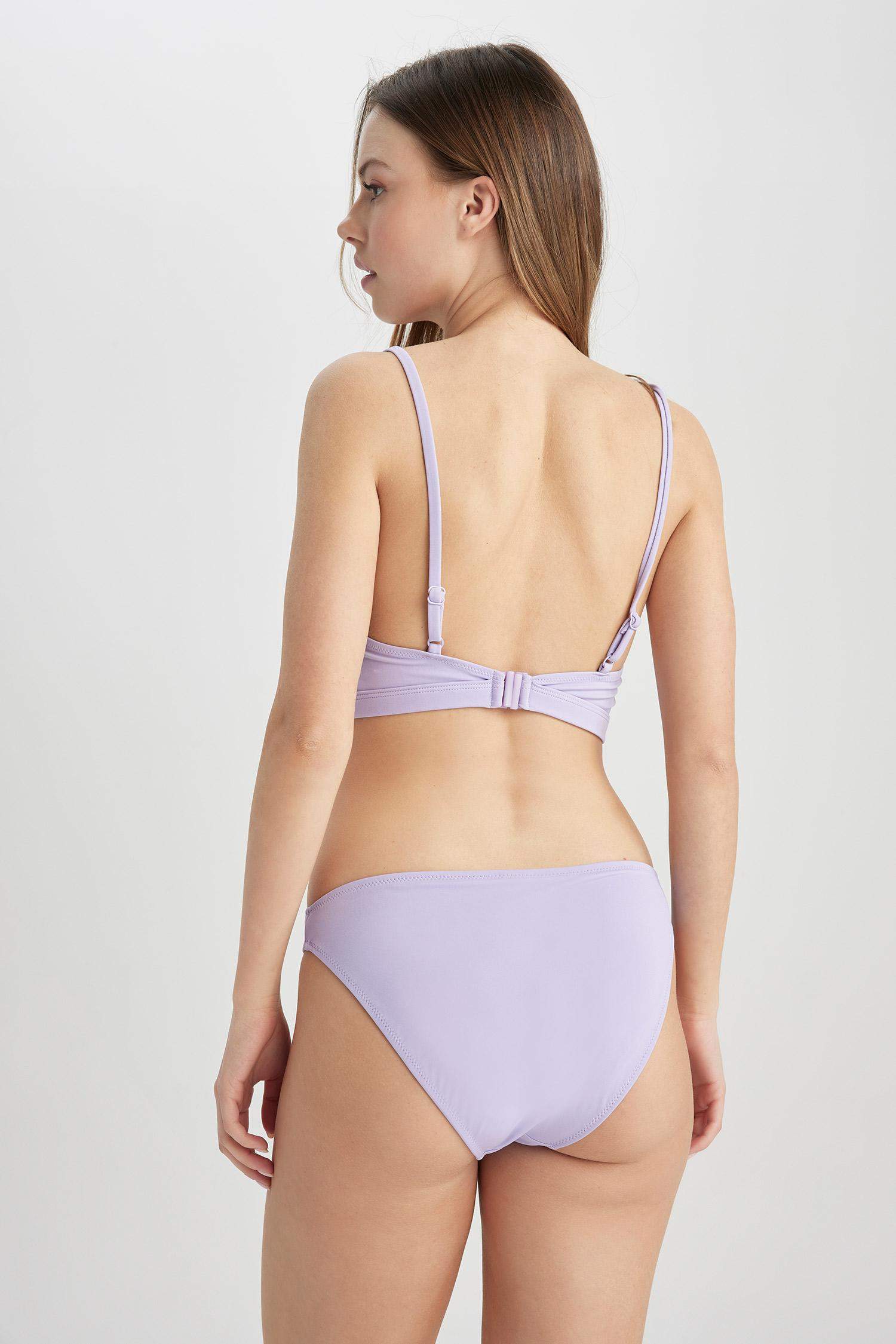 اندر بكيني قصة عادية من Fall In Love