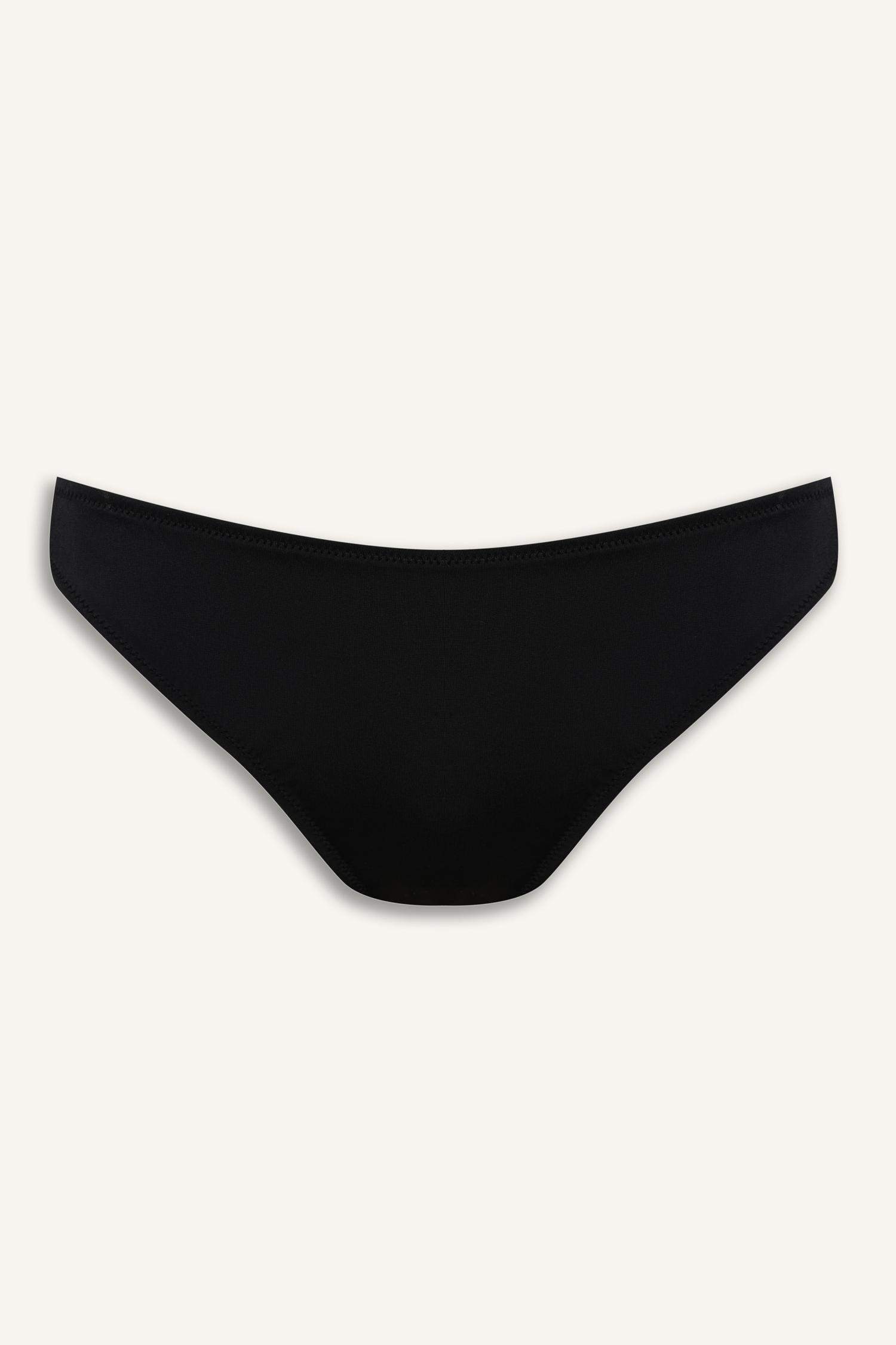 كلوت بيكيني قصة عادية من Fall in Love