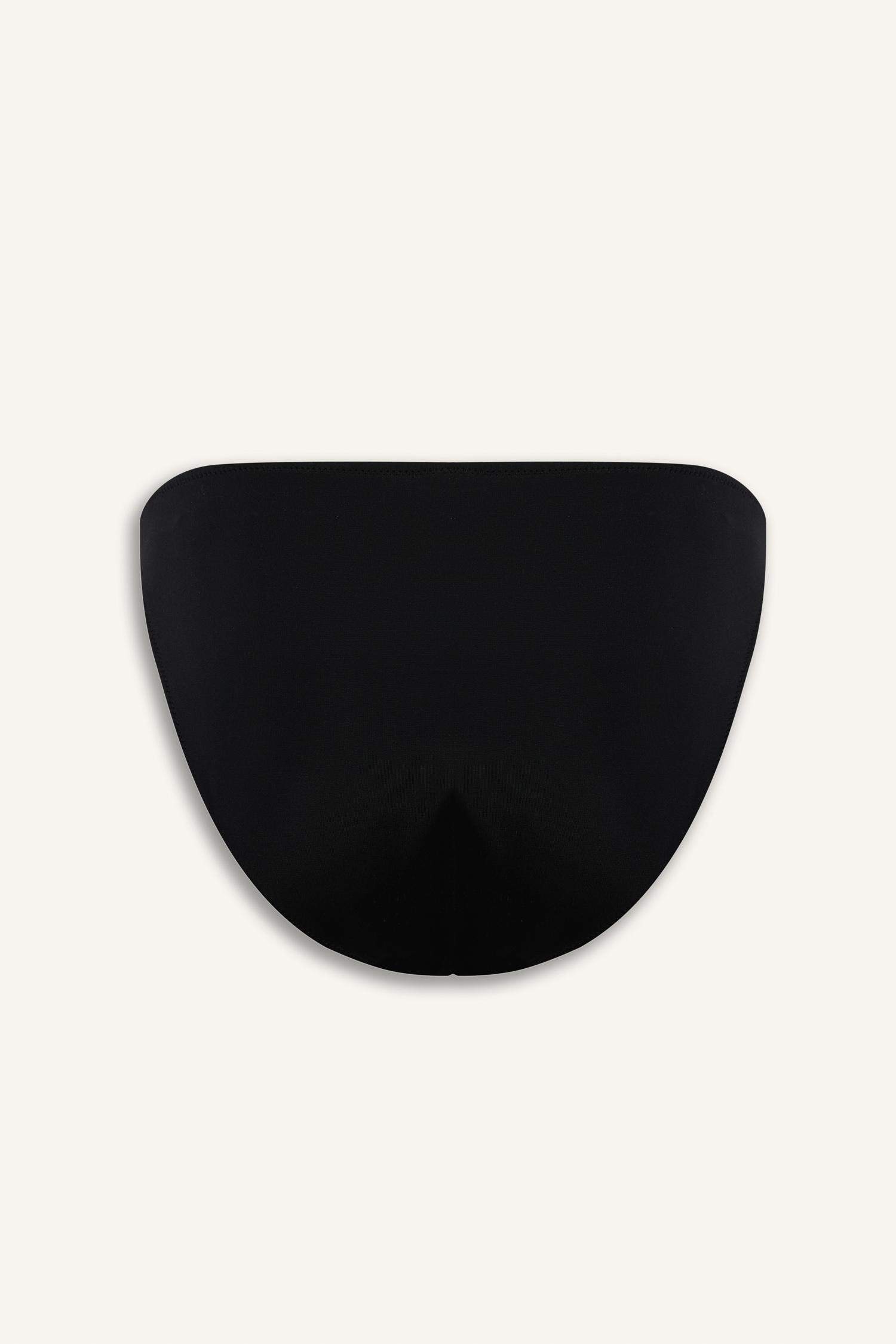 كلوت بيكيني قصة عادية من Fall in Love