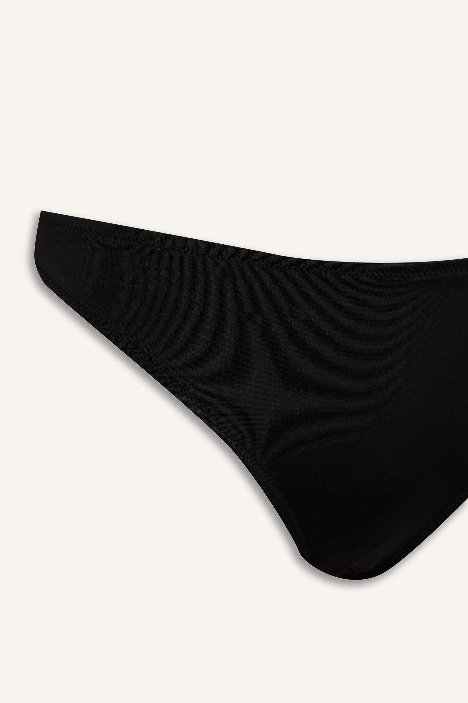 كلوت بيكيني قصة عادية من Fall in Love