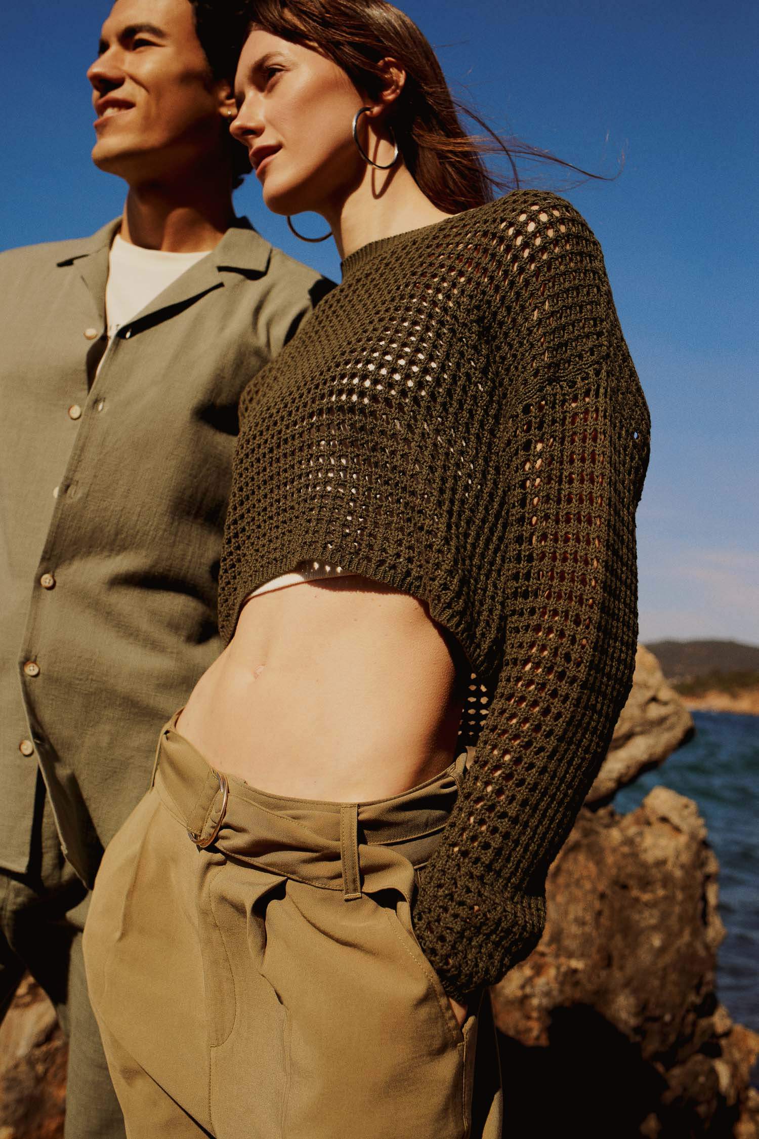 Свитер стандартного кроя с круглым вырезом