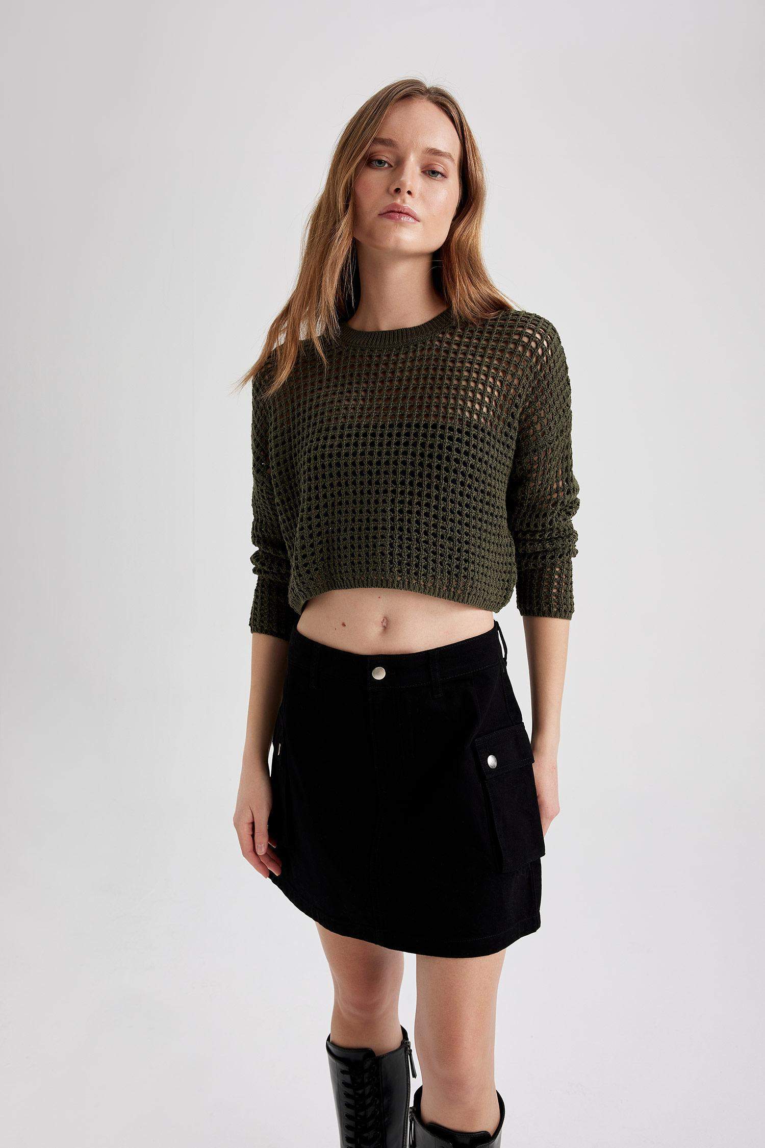 Свитер стандартного кроя с круглым вырезом