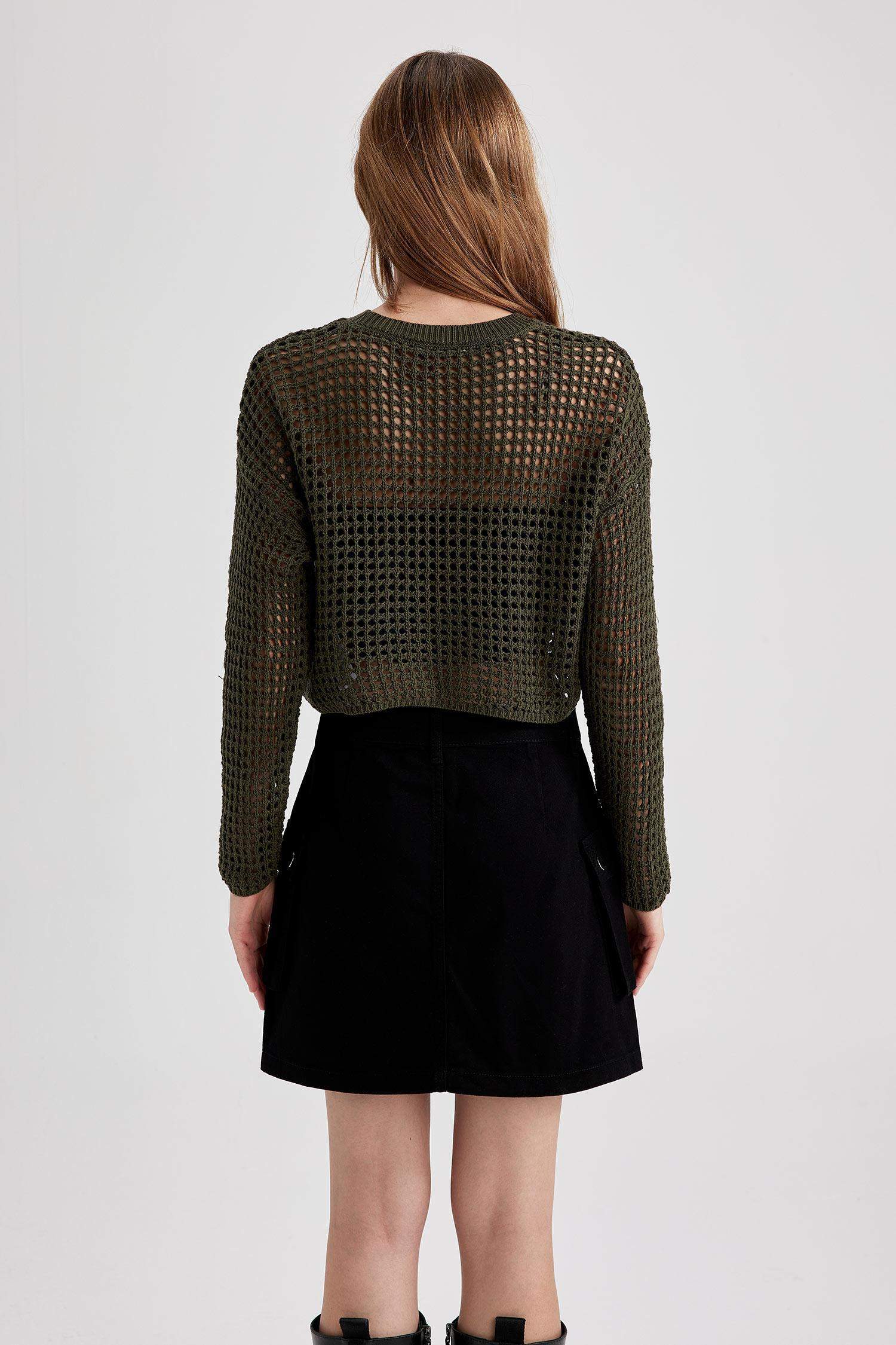 Свитер стандартного кроя с круглым вырезом