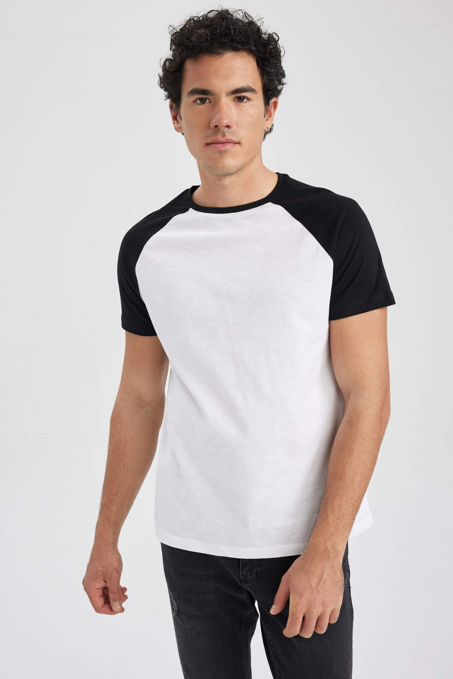 Black MEN Slim Fit Crew Neck TShirt 2800734 DeFacto
