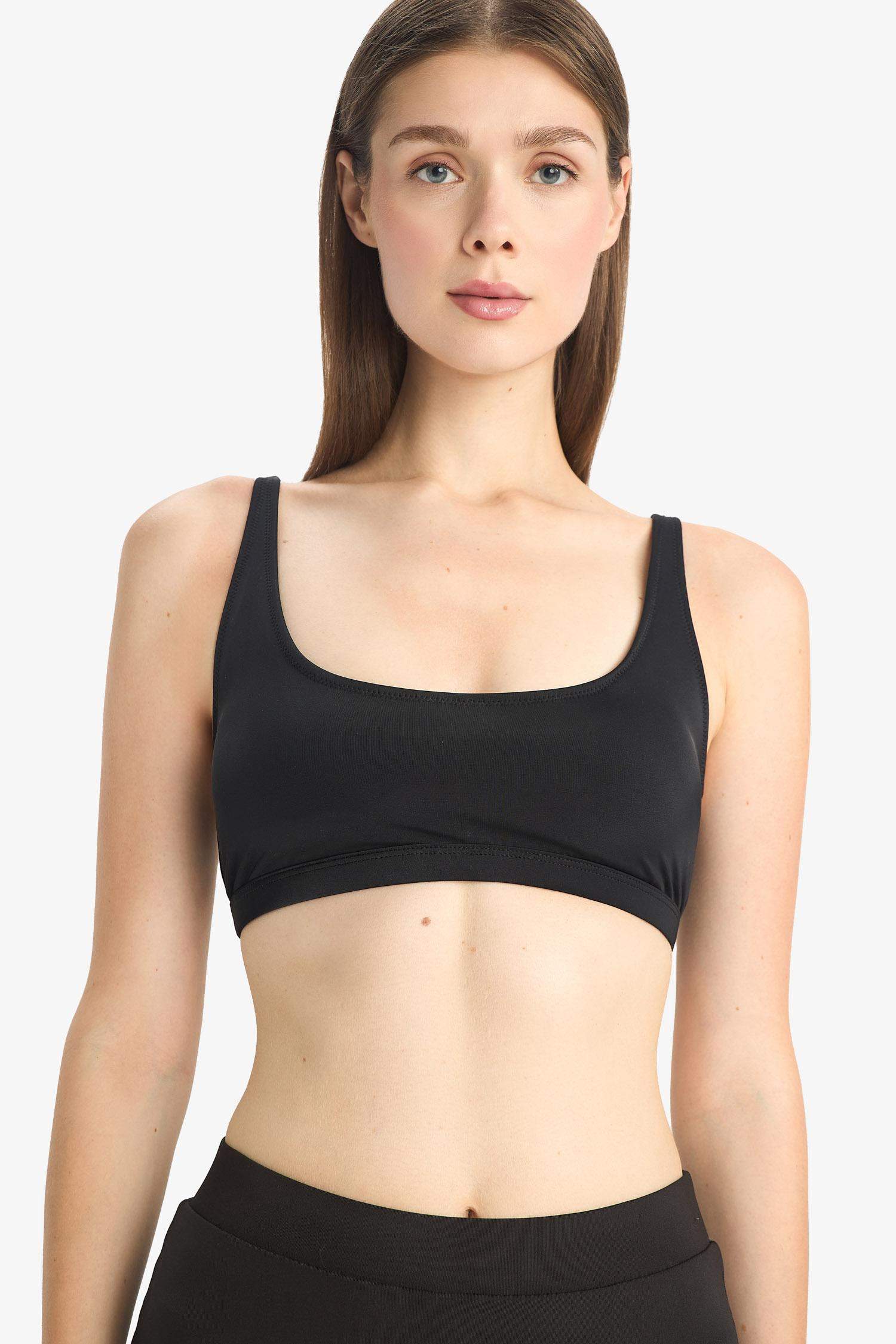 بكيني توب قصة عادية من Fall In Love