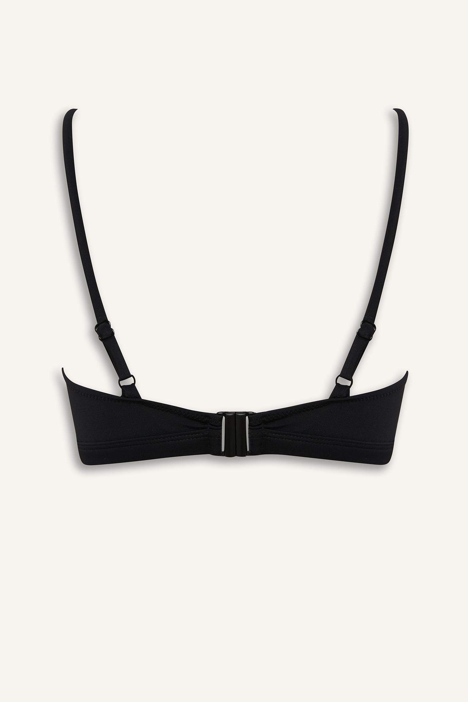 بكيني توب قصة عادية من Fall In Love