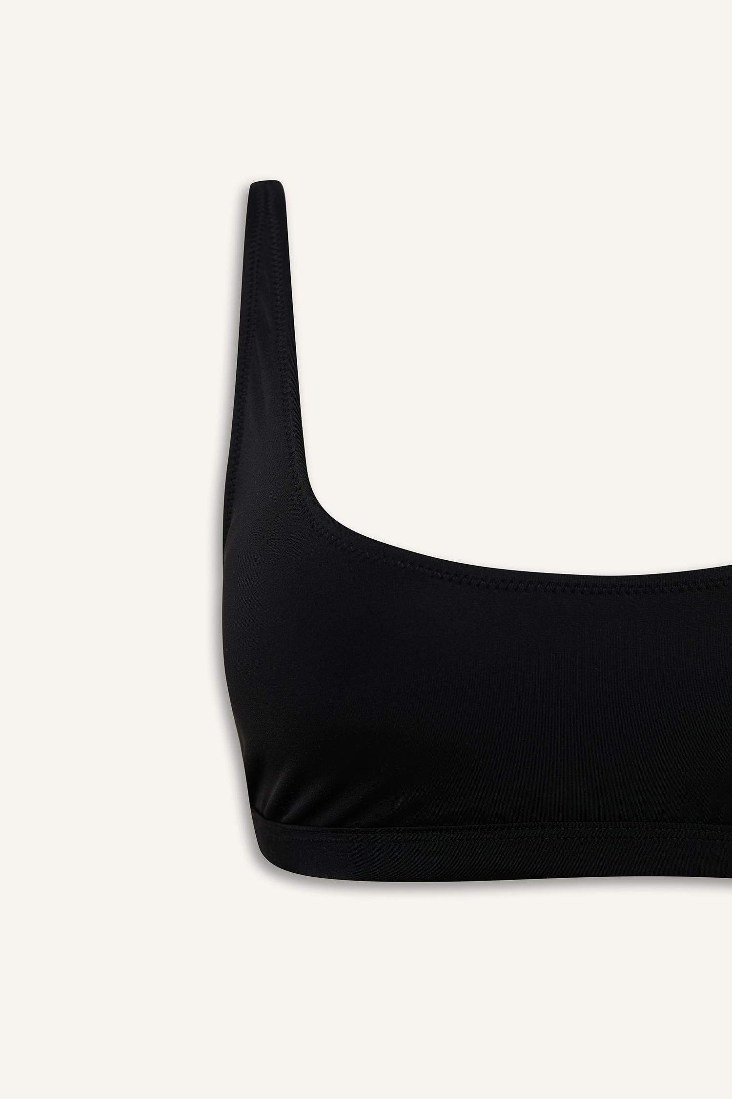 بكيني توب قصة عادية من Fall In Love