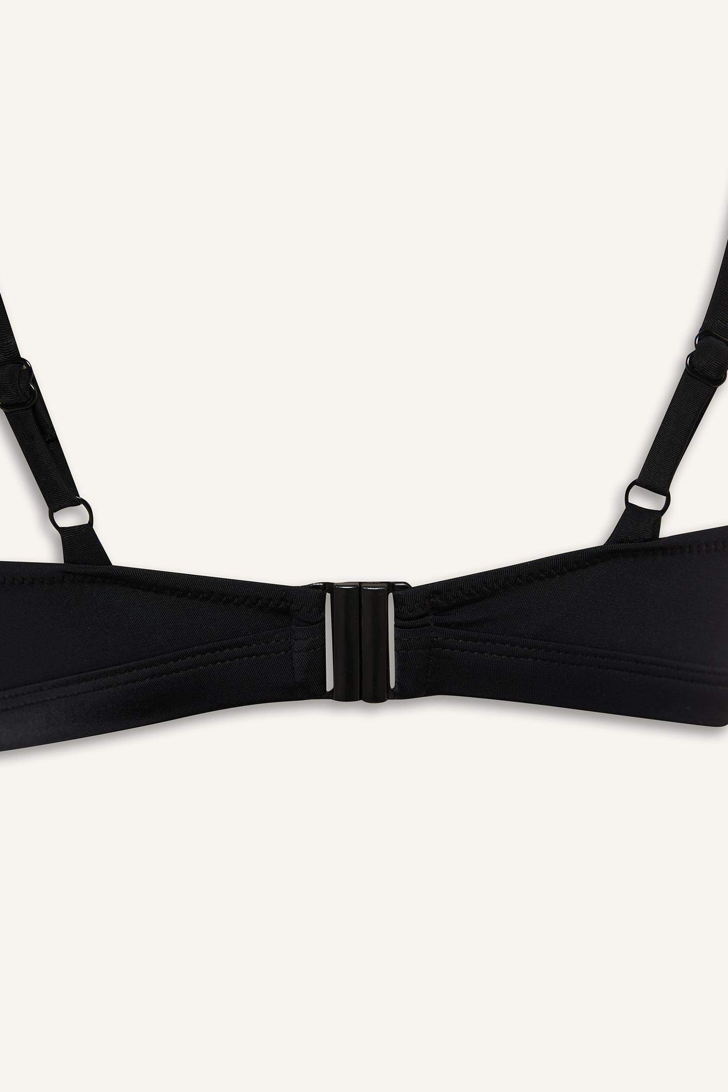 بكيني توب قصة عادية من Fall In Love