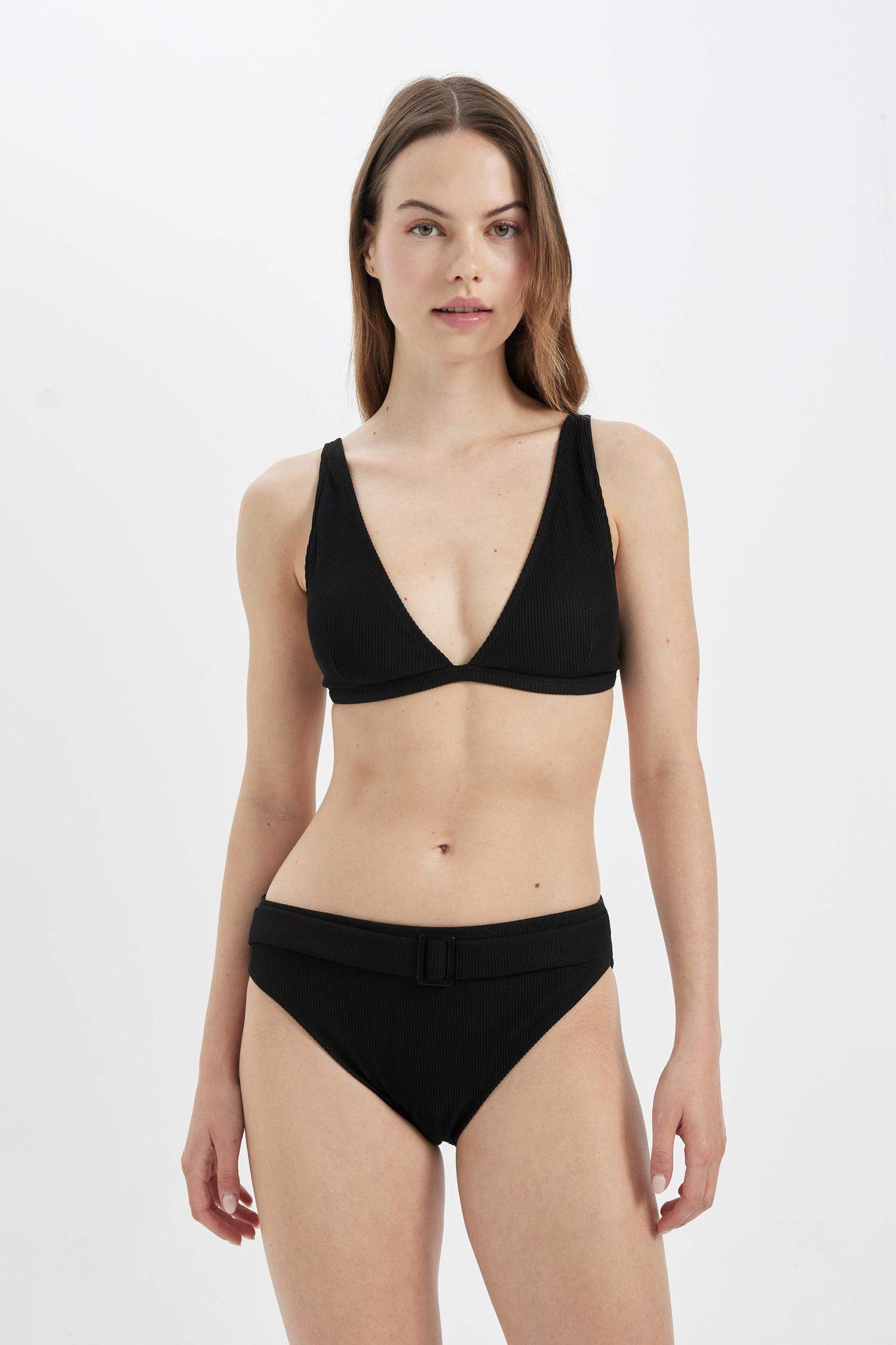 كلوت بكيني قصة عادية من Fall in Love