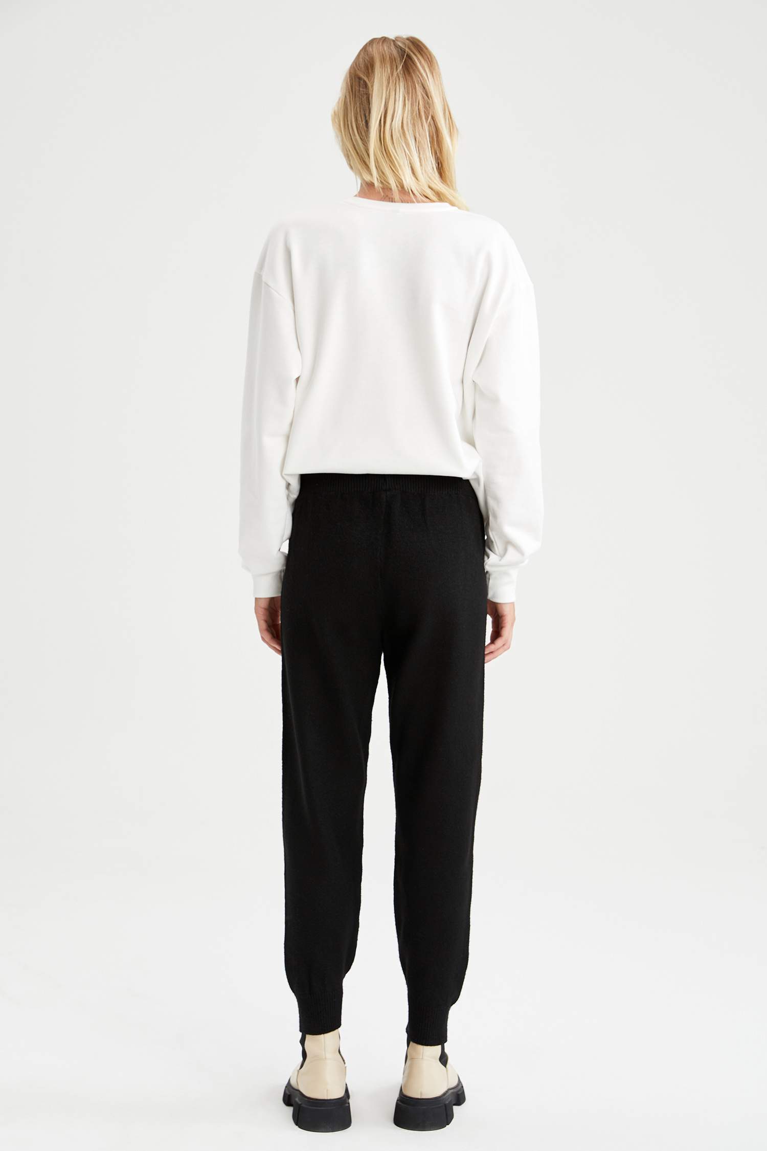 Black Woman Relax Fit Knitwear Jogger 