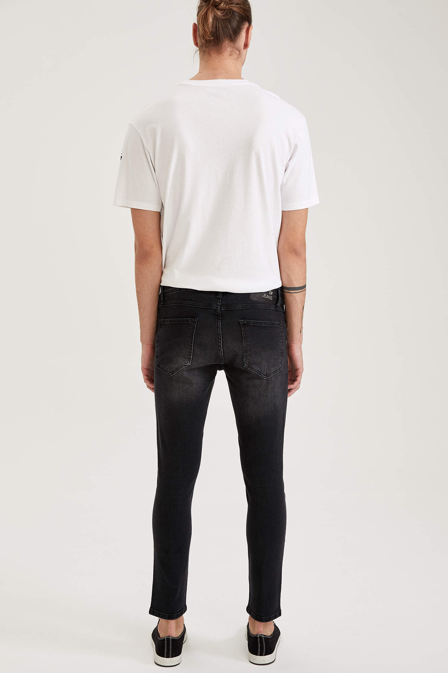Defacto Skinny Comfort Fit Normal Bel Dar Paça Yırtık Detaylı Siyah Jean Pantolon. 3