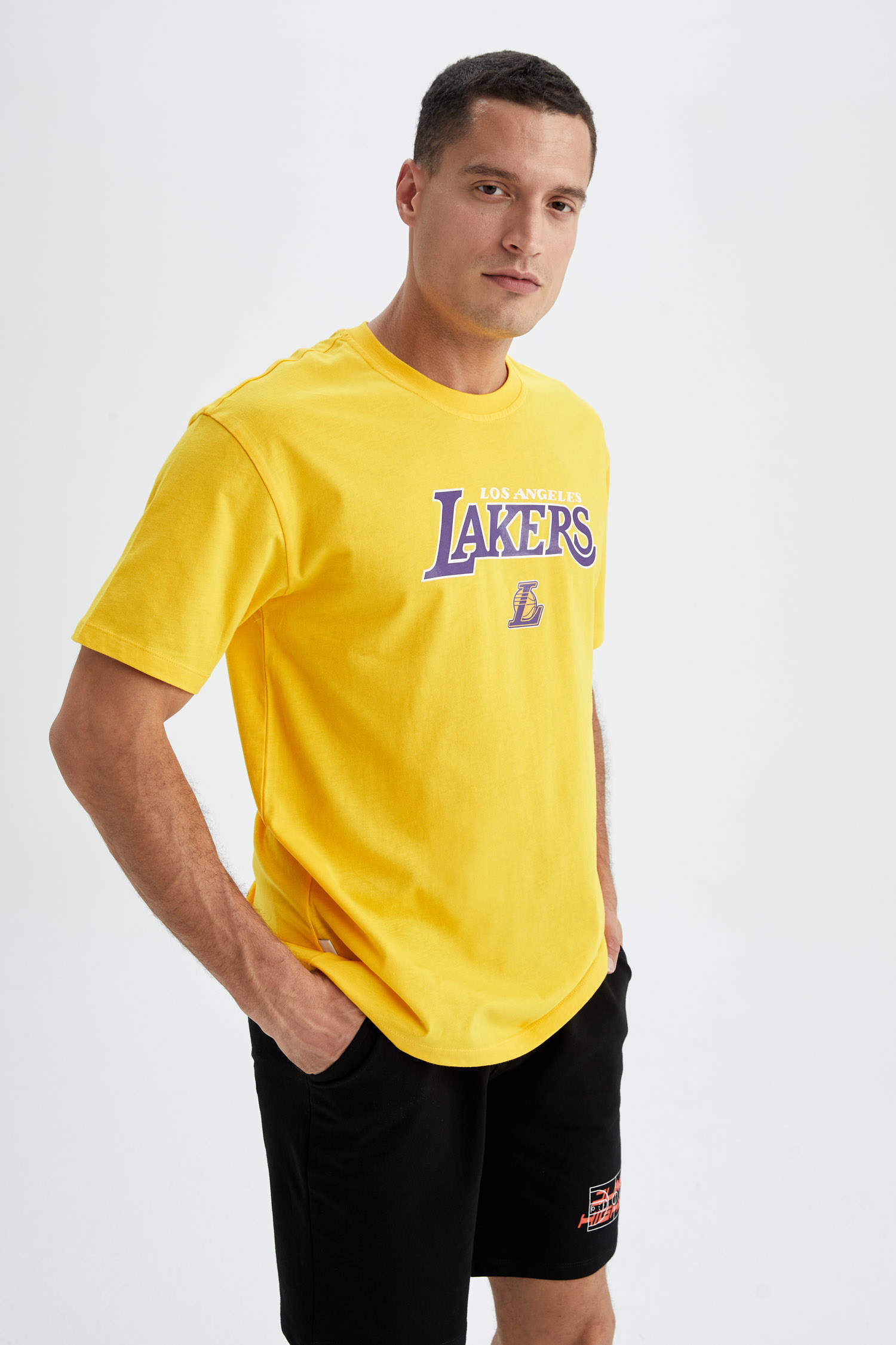 Defacto Fit NBA Los Angeles Lakers Boxy Fit Tişört. 4