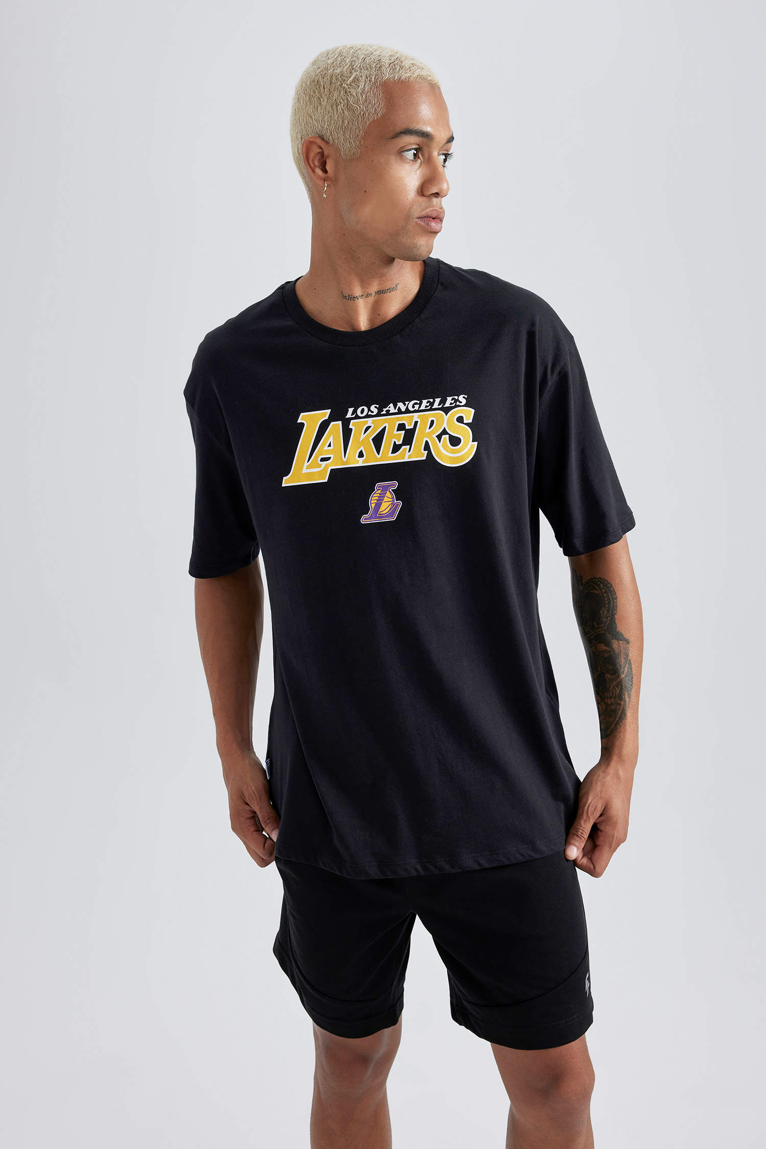 Black MAN NBA Los Angeles Lakers Licensed Crew Neck Printed T-Shirt 2821609