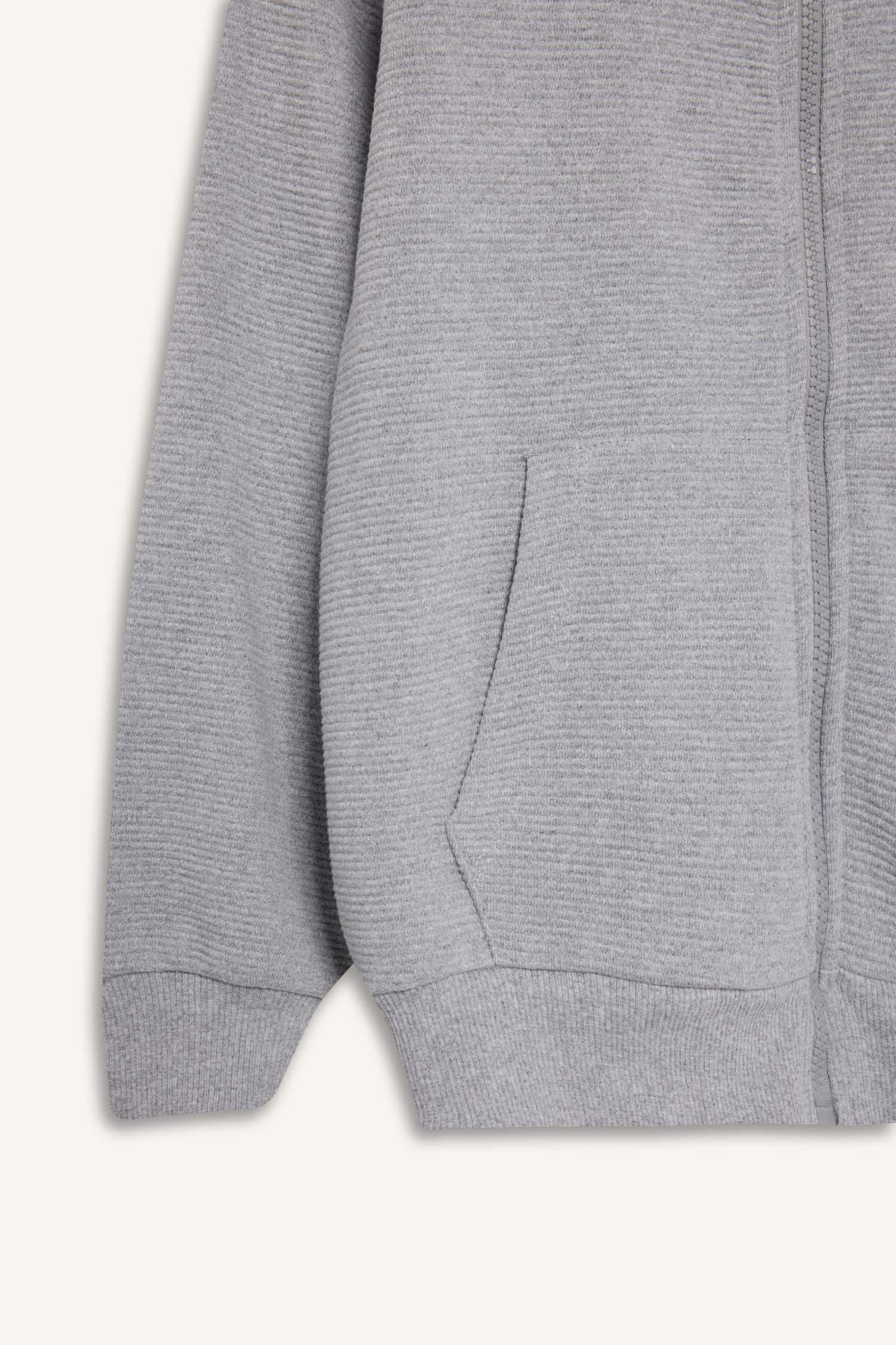 سويت شيرت ولادي قصة عادية بياخة بسحاب