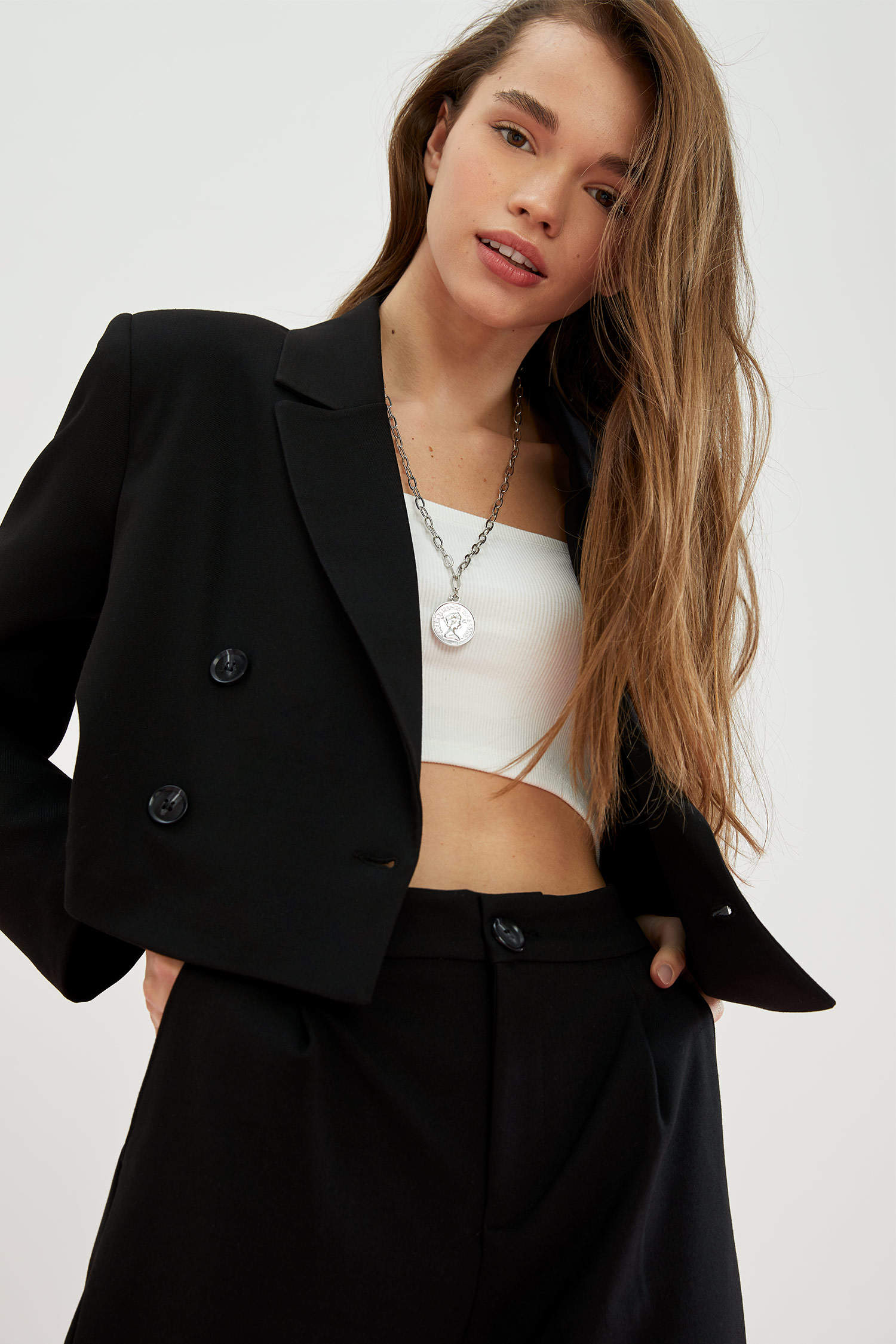 Black WOMAN Buttoned Relax Fit Crop Blazer Jacket 1862094 | DeFacto