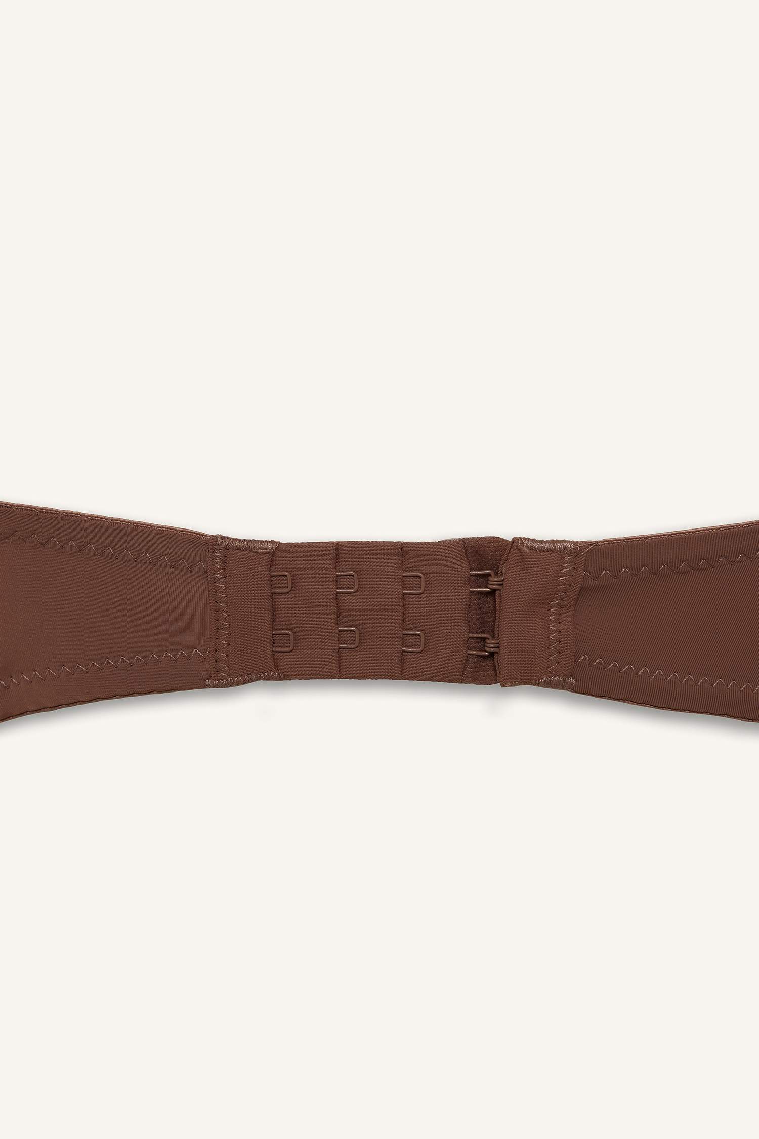 Бюстгальтер без бретелек на косточках с микро покрытием и половинным наполнением