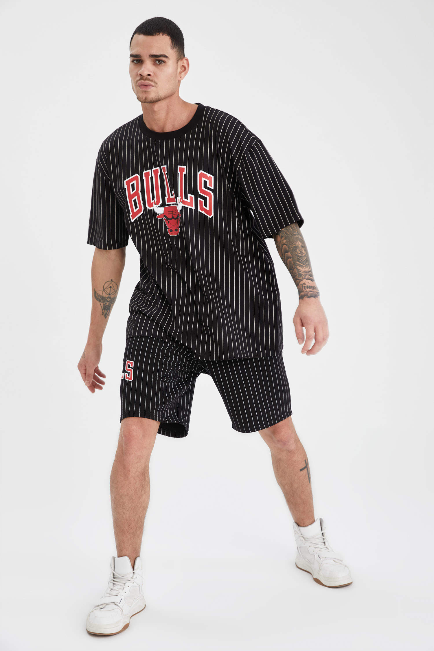 Defacto NBA Chicago Bulls Lisanslı Oversize Fit Bisiklet Yaka Kısa Kollu Pamuklu Penye Tişört. 2
